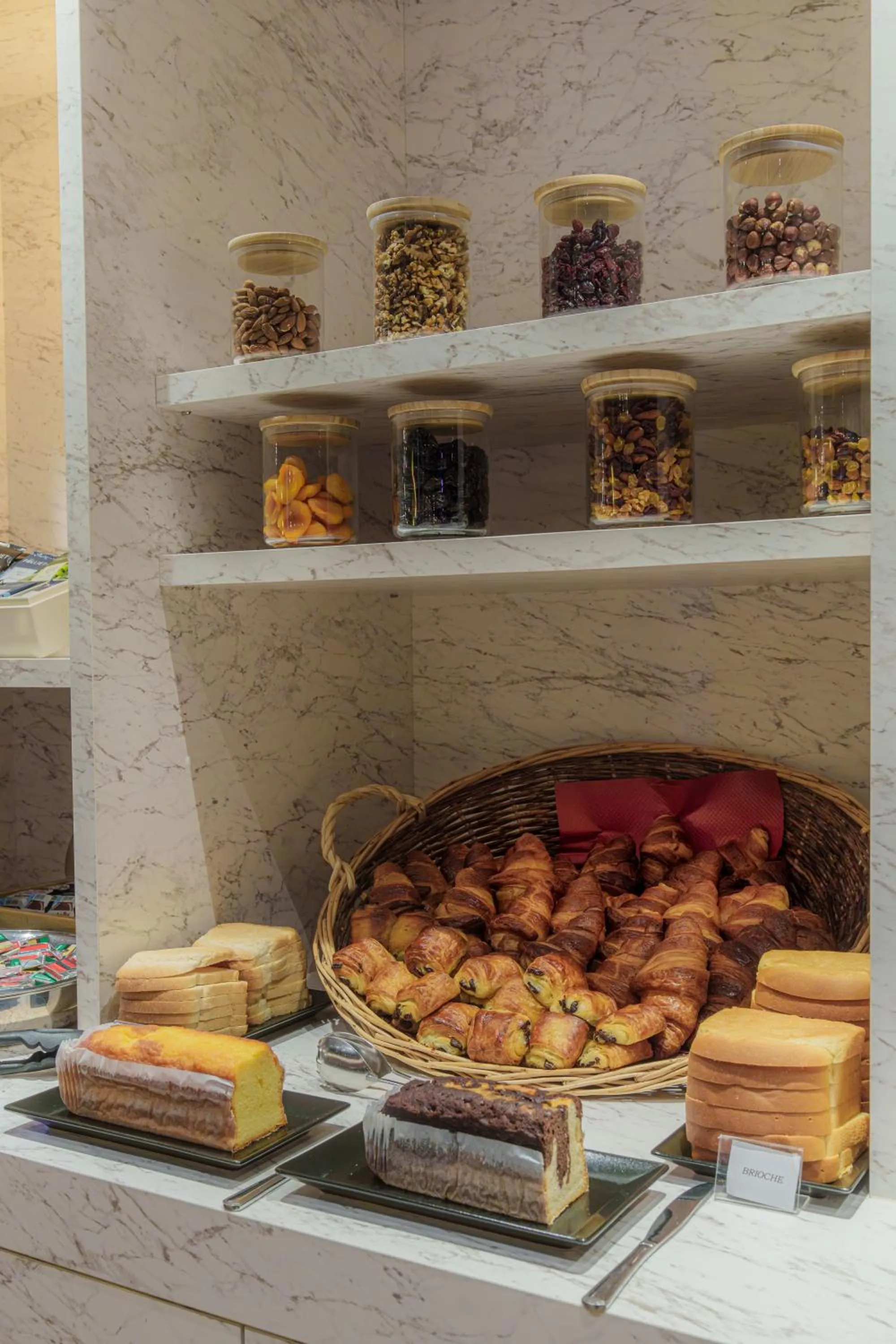 Food and drinks in Allobroges Park Hôtel