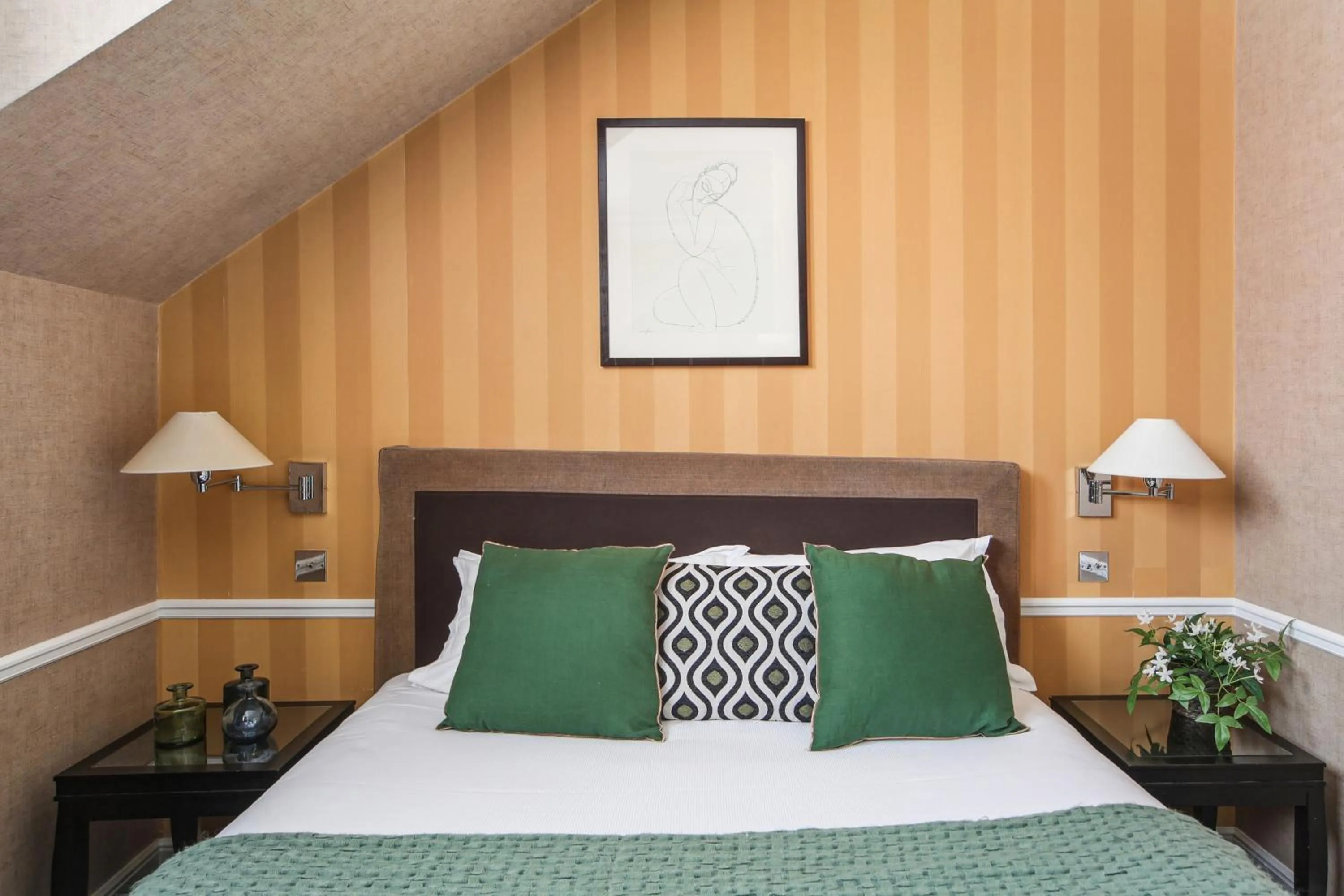 Bedroom, Bed in Victoires Opera