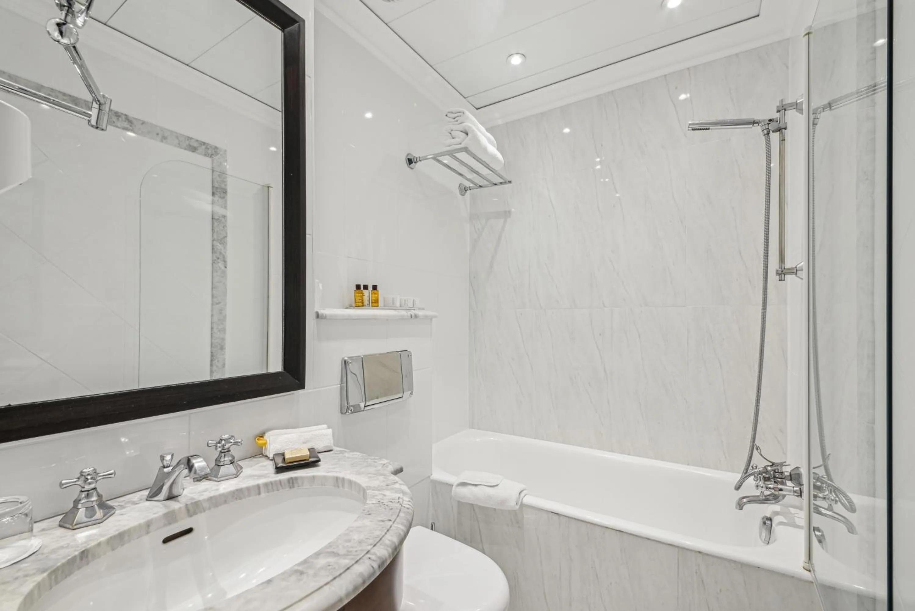 Shower in Victoires Opera