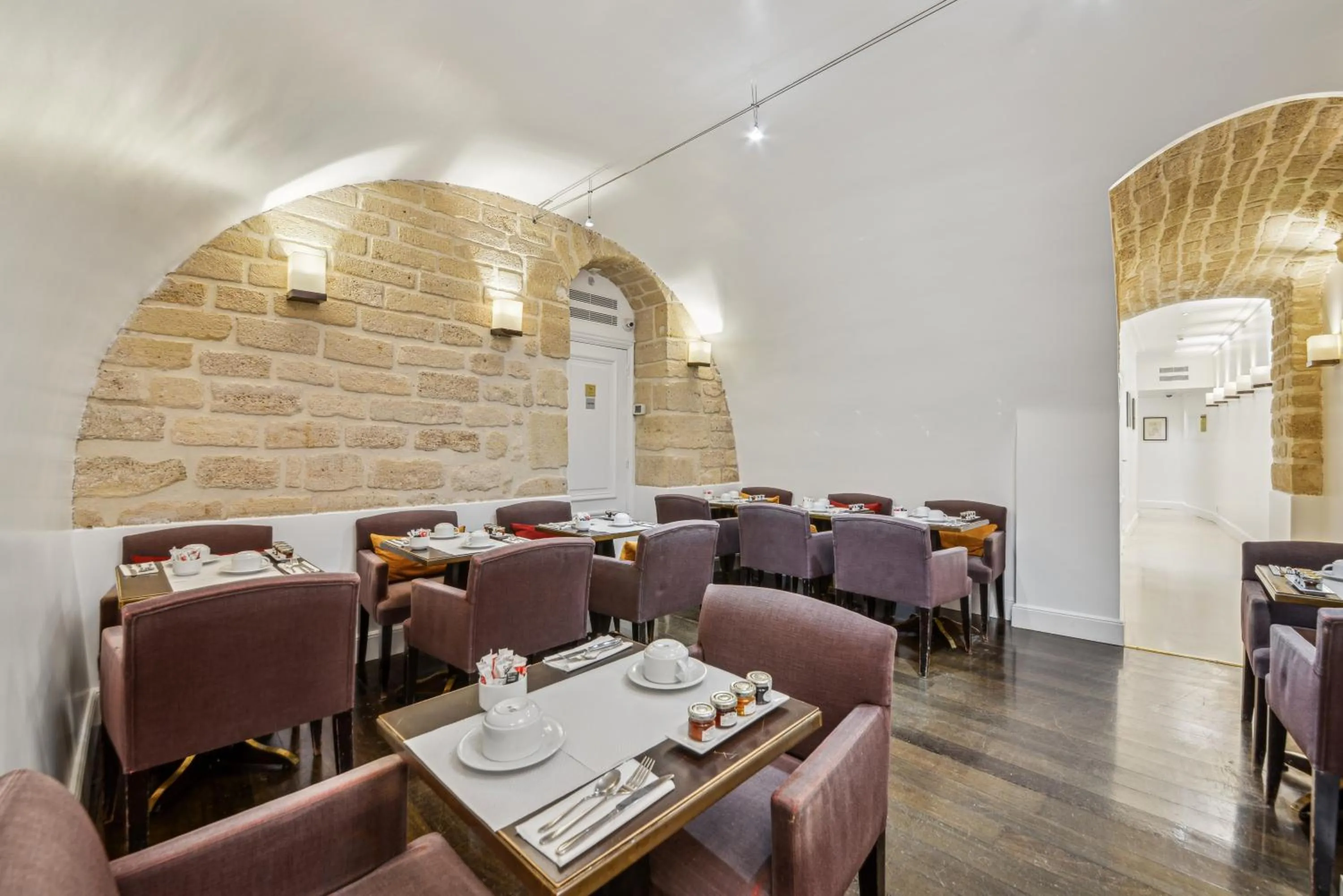 Breakfast in Victoires Opera