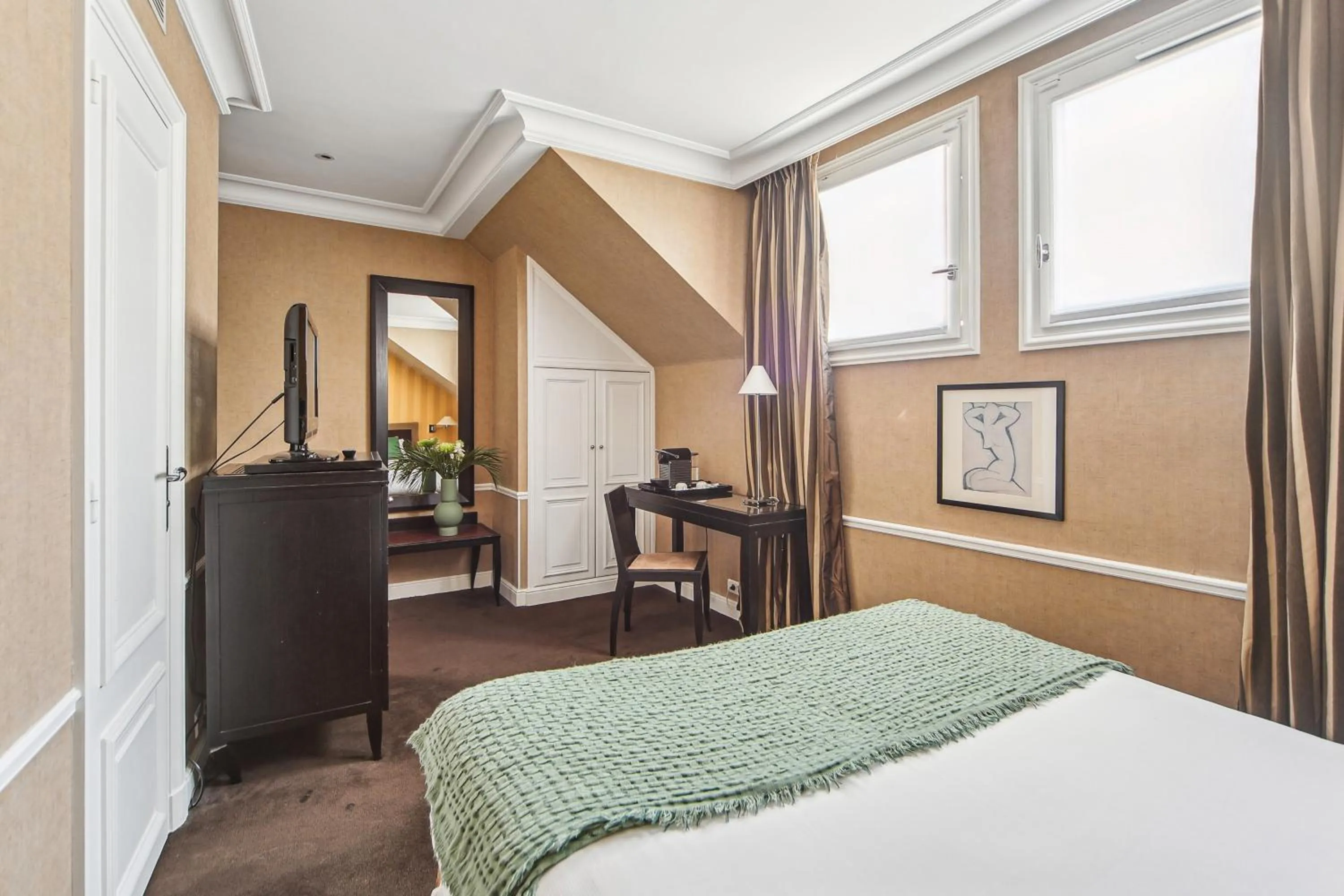 Bedroom, Bed in Victoires Opera