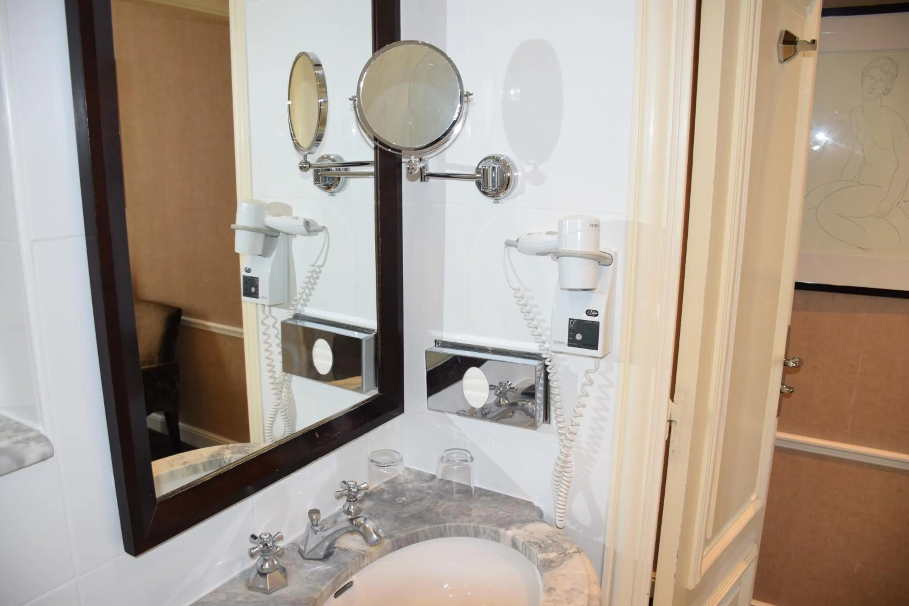 Bathroom in Victoires Opera