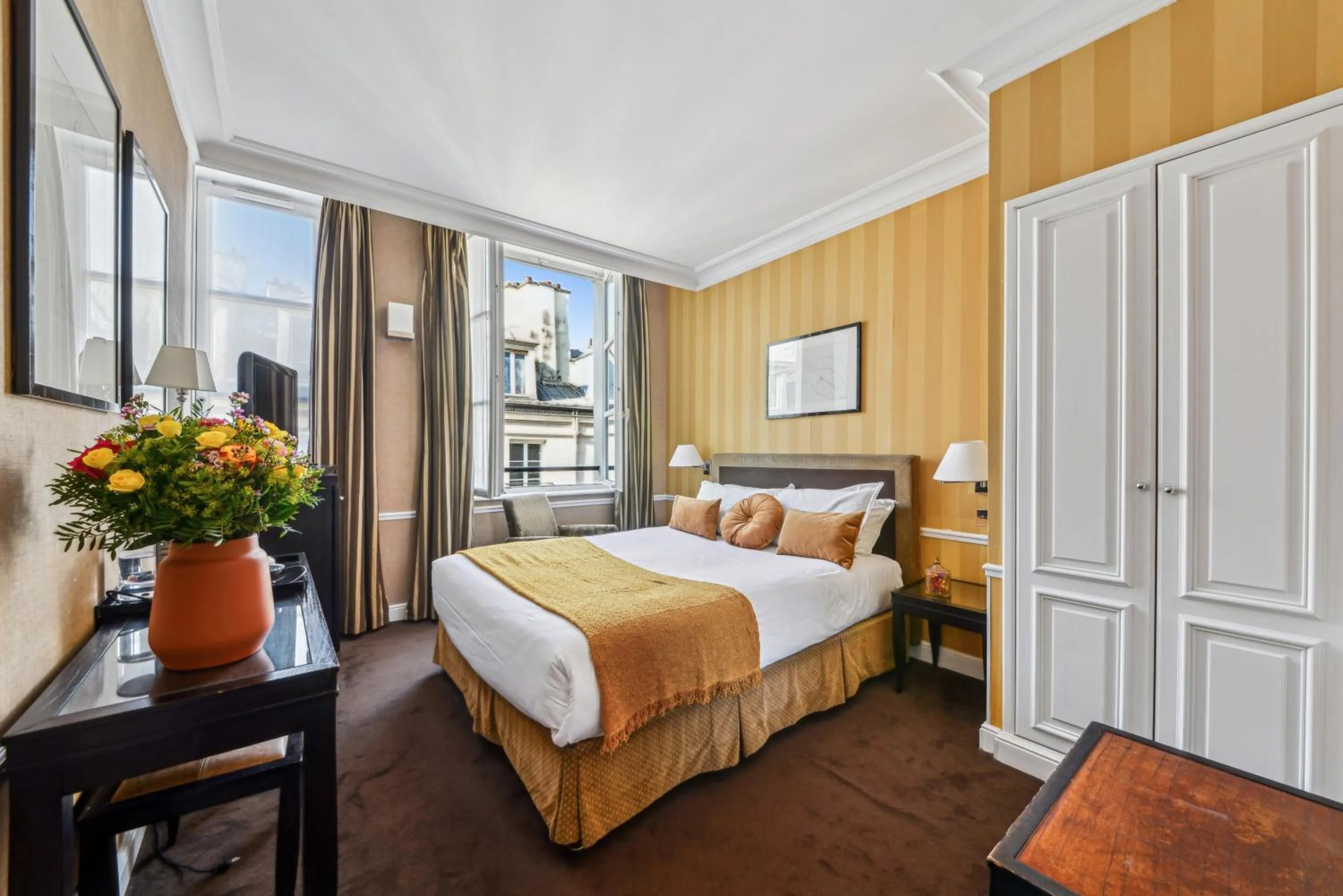 Bedroom, Bed in Victoires Opera