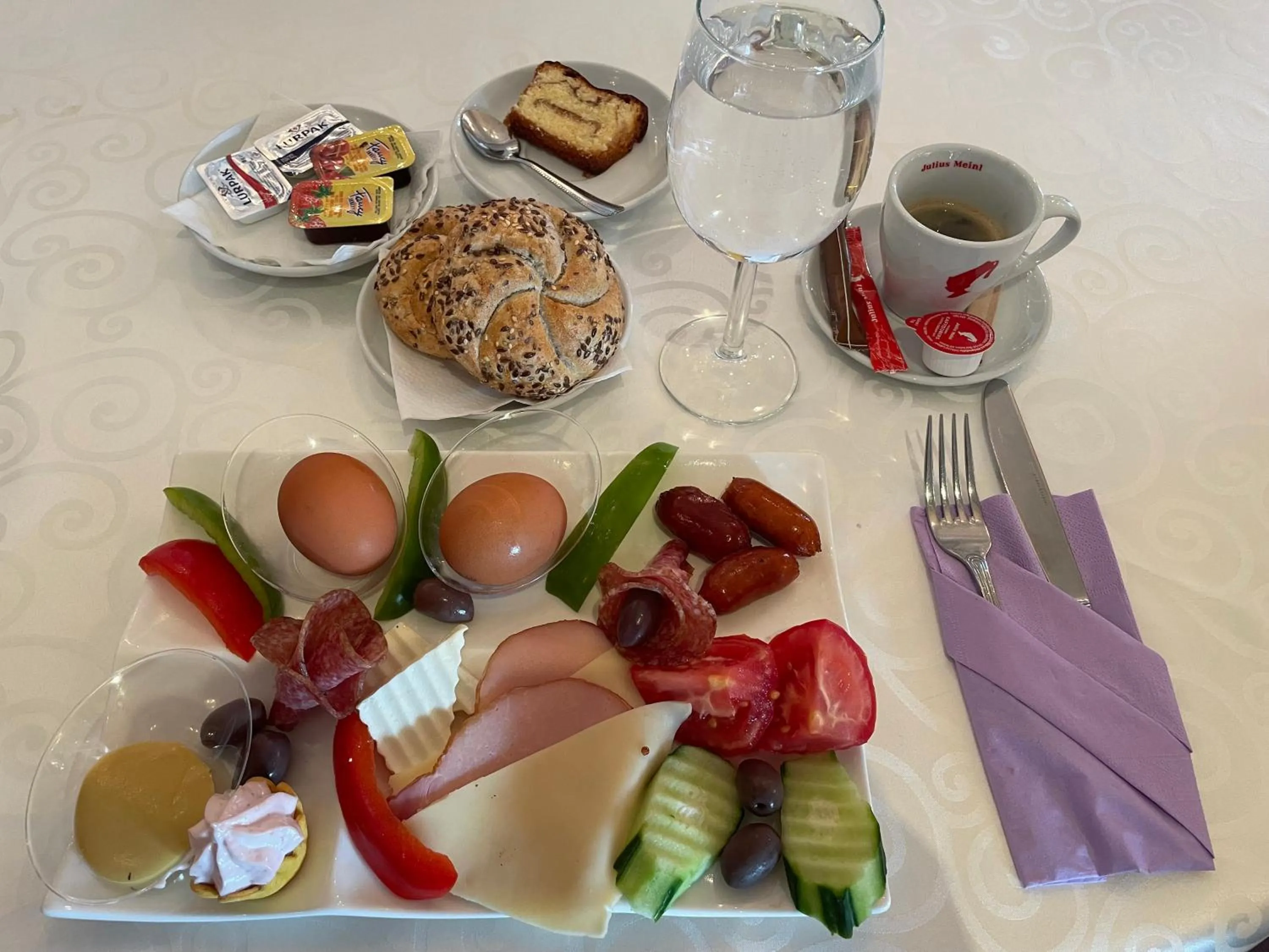 Breakfast in Hotel Select