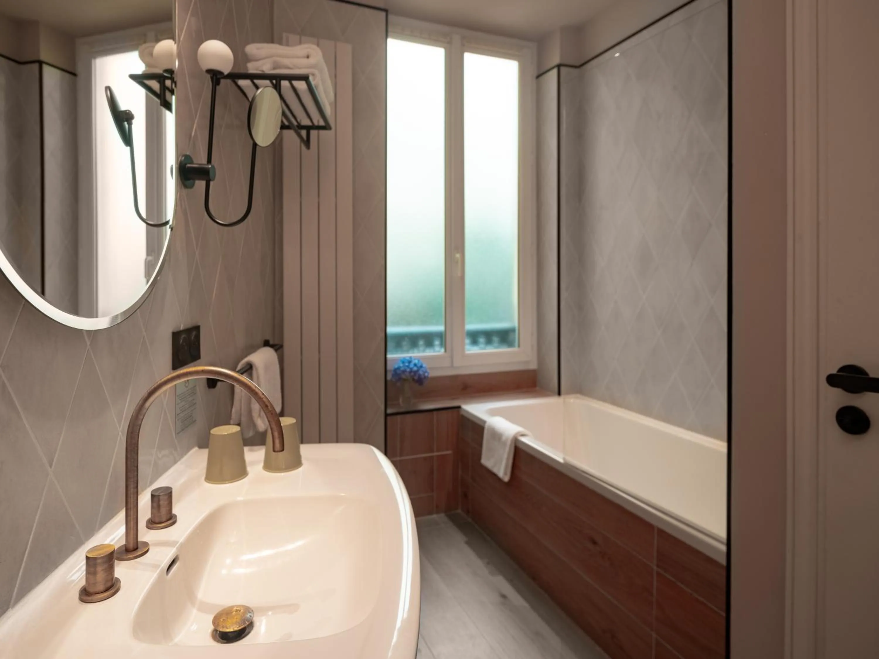 Bathroom, Bed in Hotel Louison