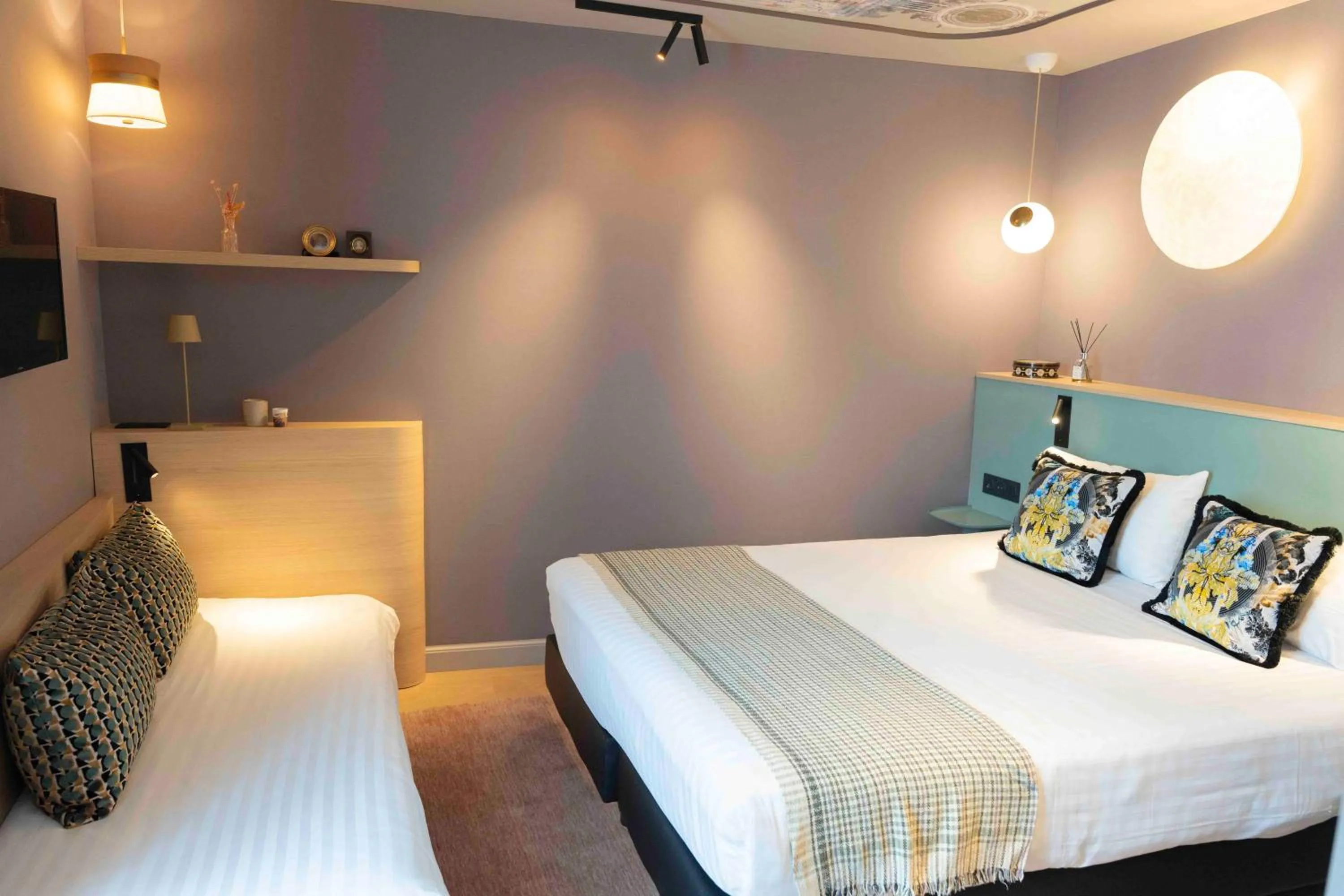 Shower, Bed in Hotel Louison