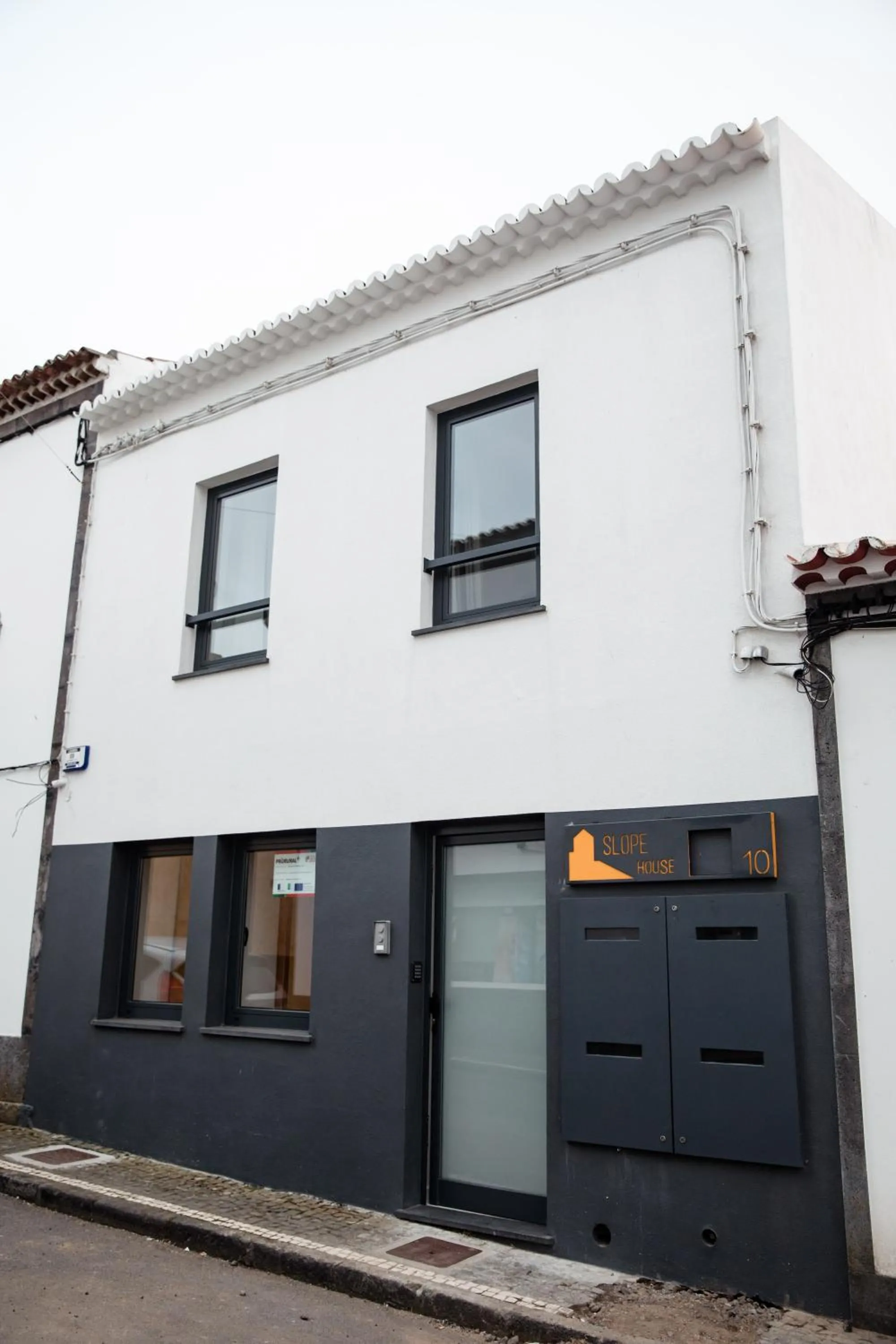 Facade/entrance in Slope House