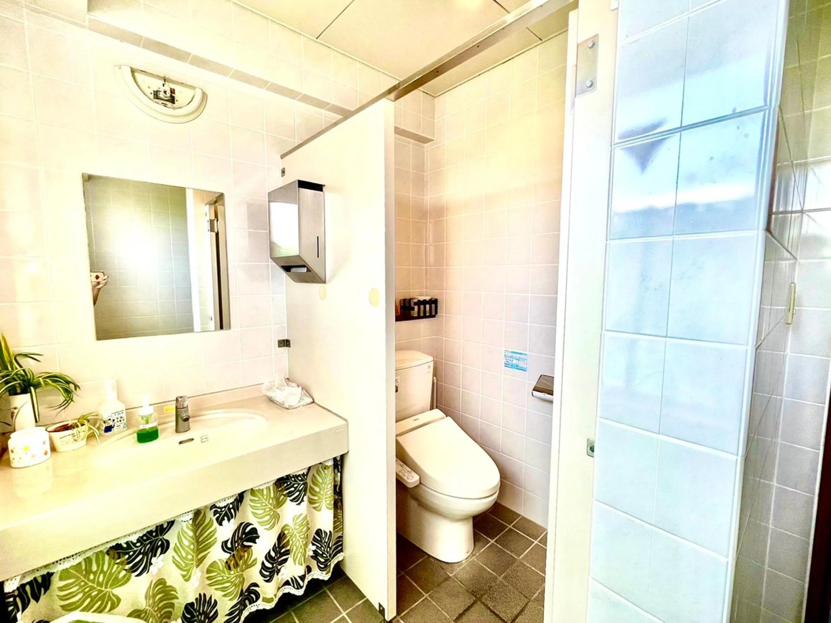 Toilet in Hotel Happy Holiday Ishigaki