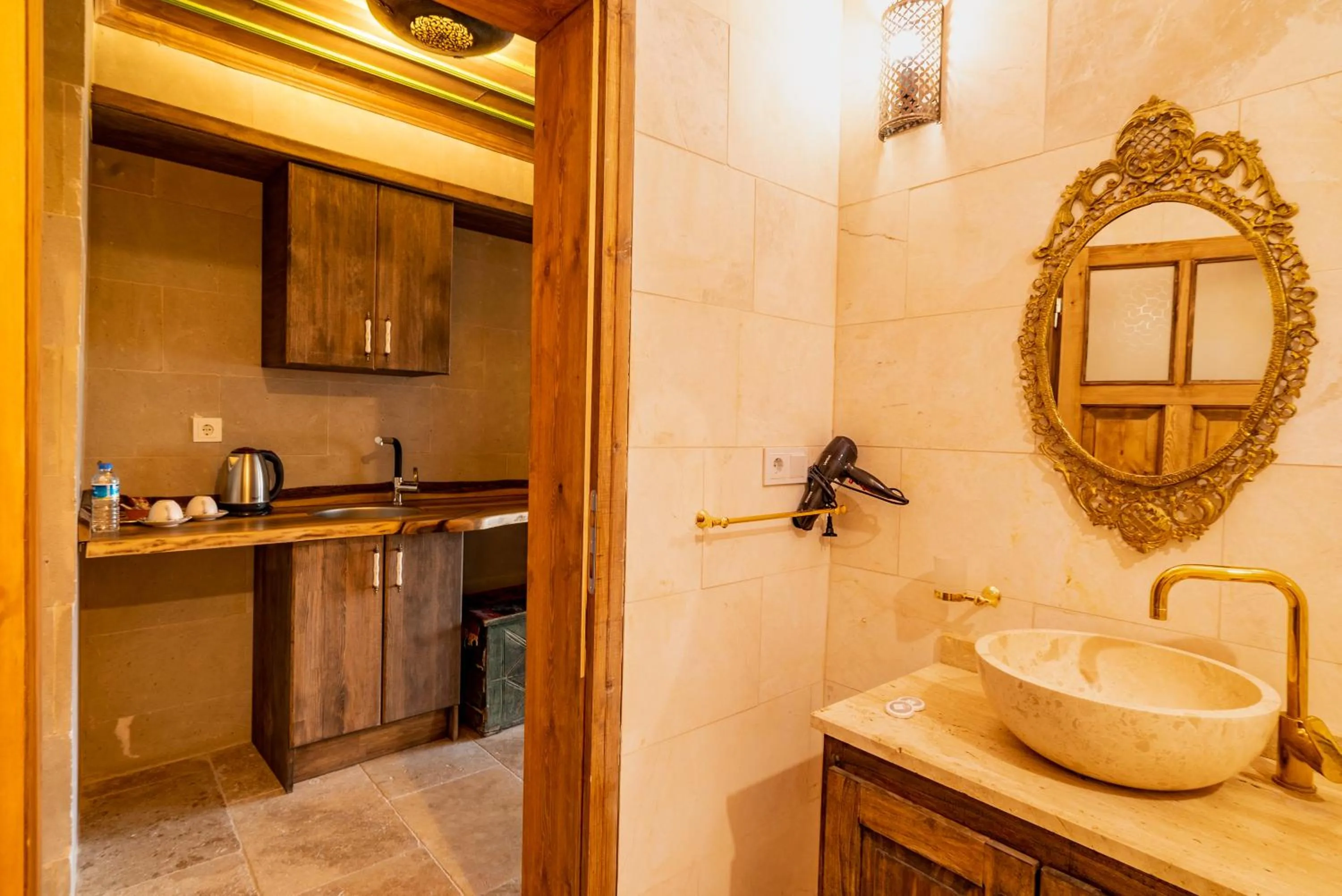 Kitchen or kitchenette in Atilla's Cave Hotel