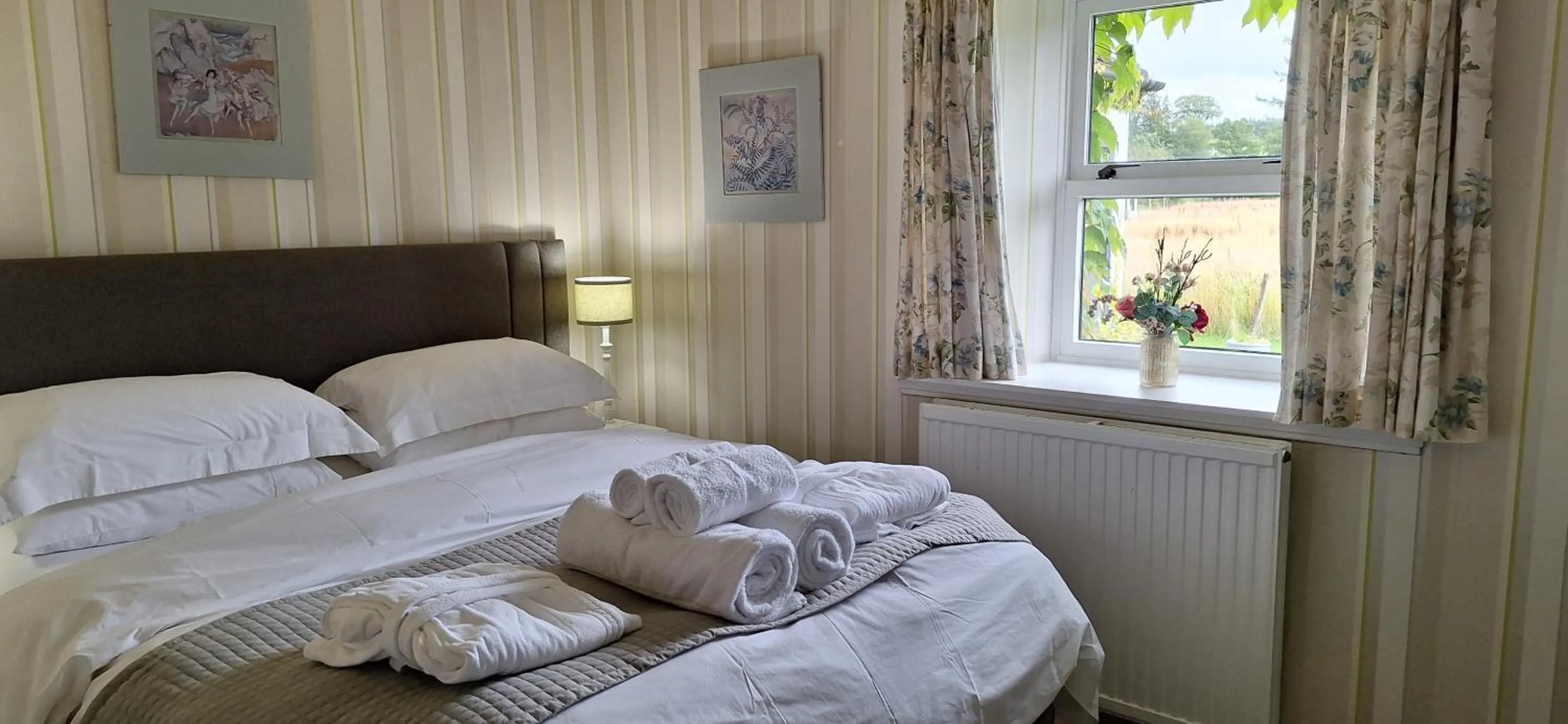 Shower, Bed in Lochend Chalets