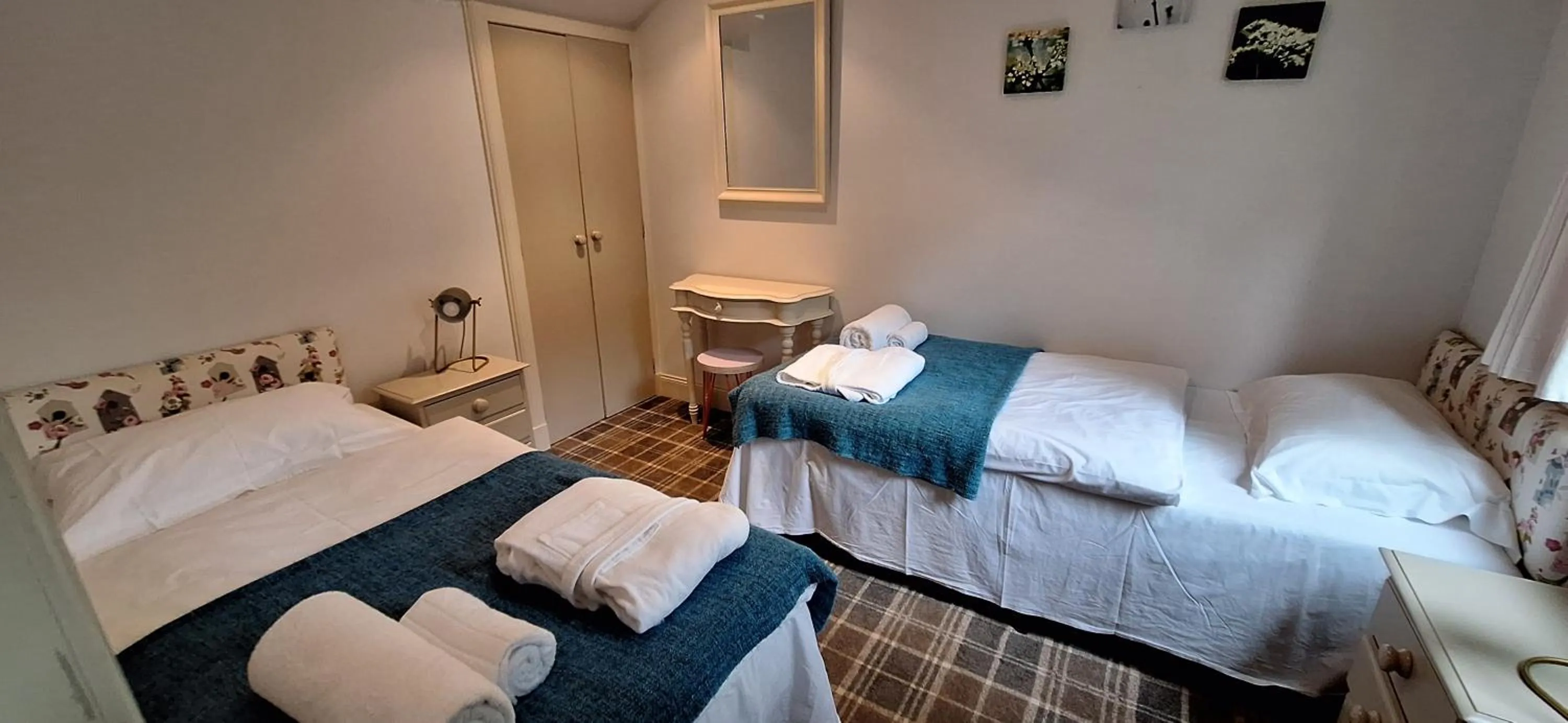 Photo of the whole room, Bed in Lochend Chalets