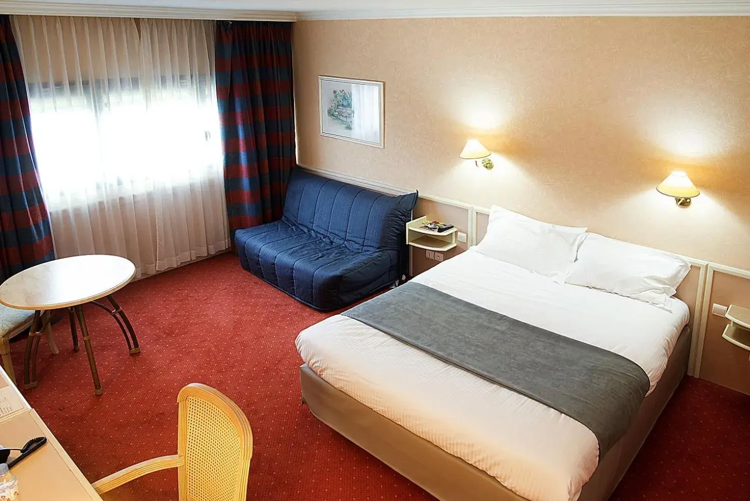 Triple Room in Logis Lyon Est Porte de l'Ain Triple Room in Logis Lyon Est Porte de l'Ain