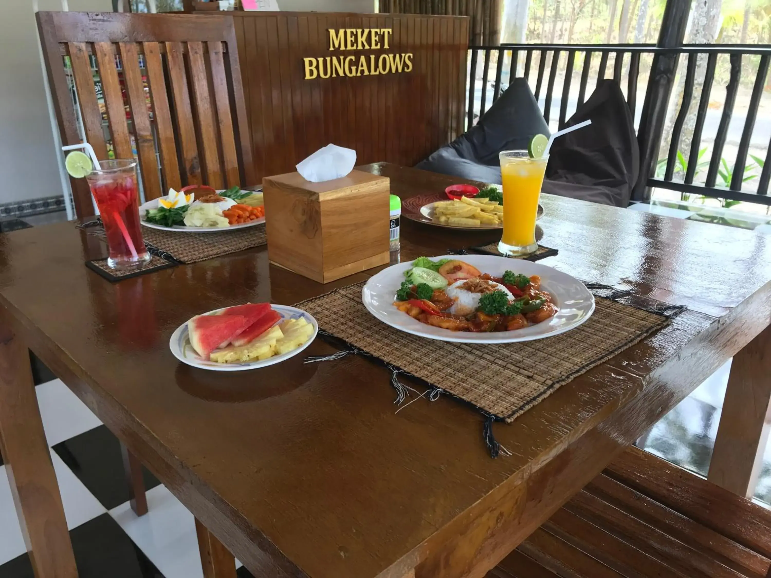 Restaurant/places to eat in Meket Bungalows Restaurant/places to eat in Meket Bungalows