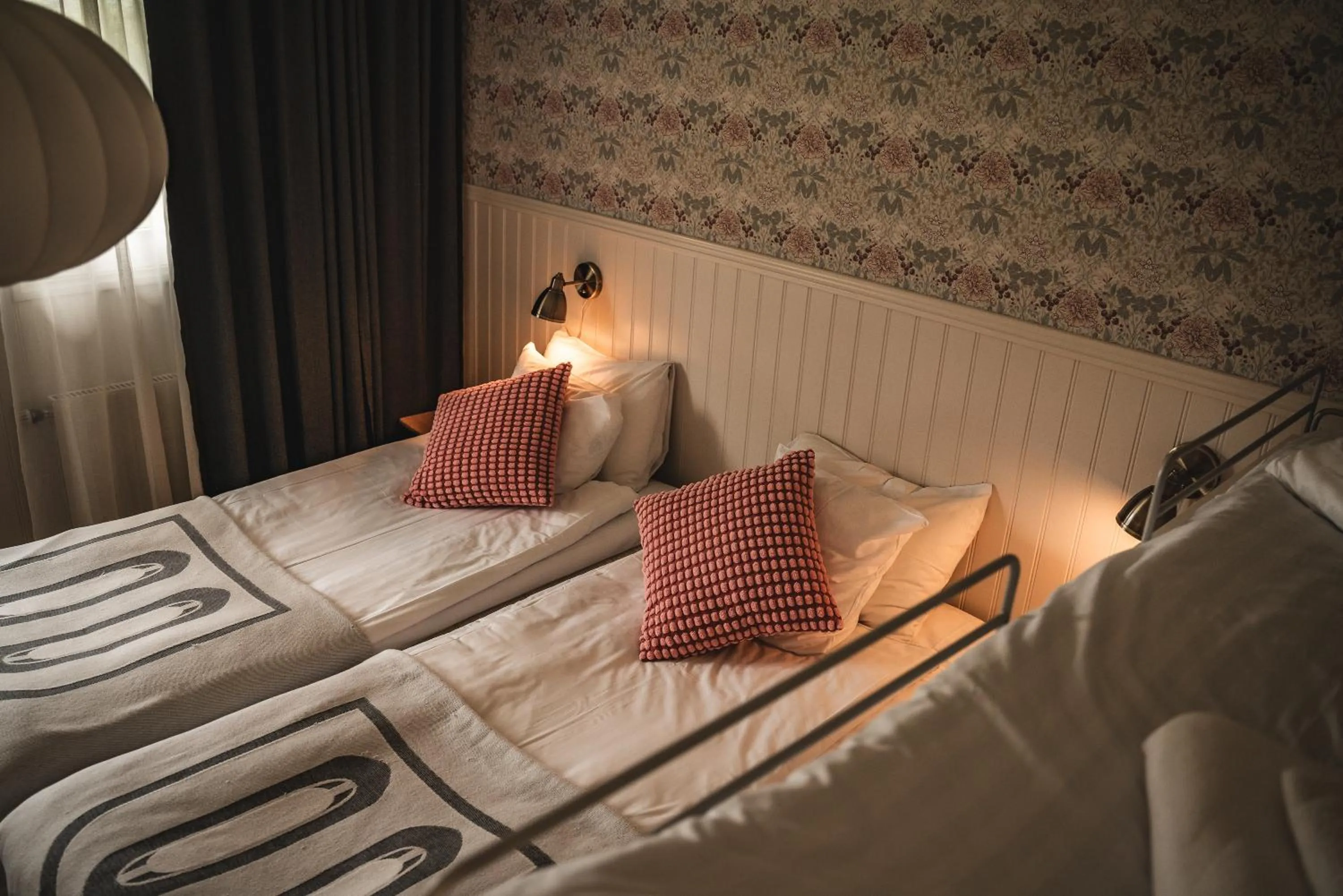 Property building, Bed in Två Skyttlar