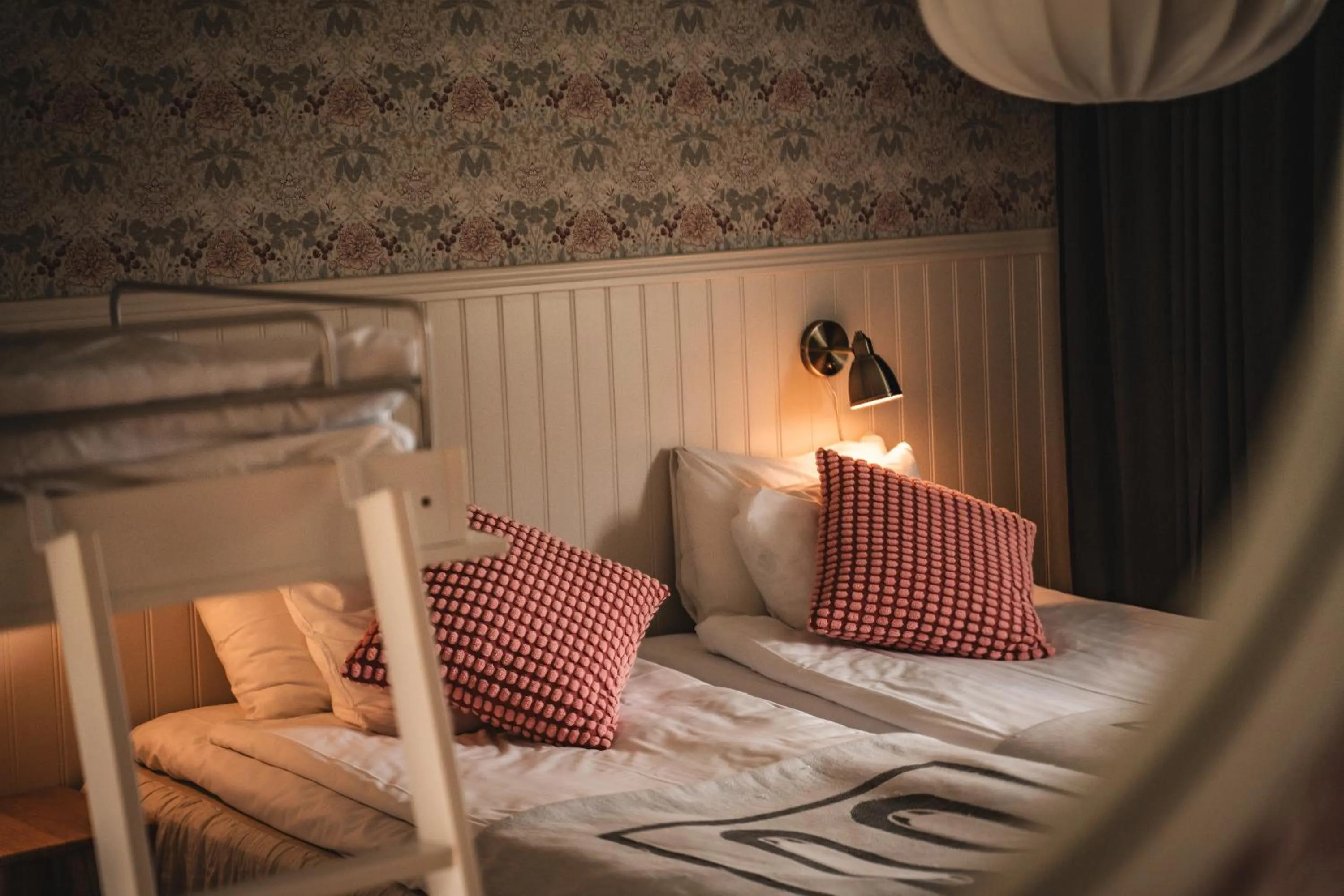 Property building, Bed in Två Skyttlar