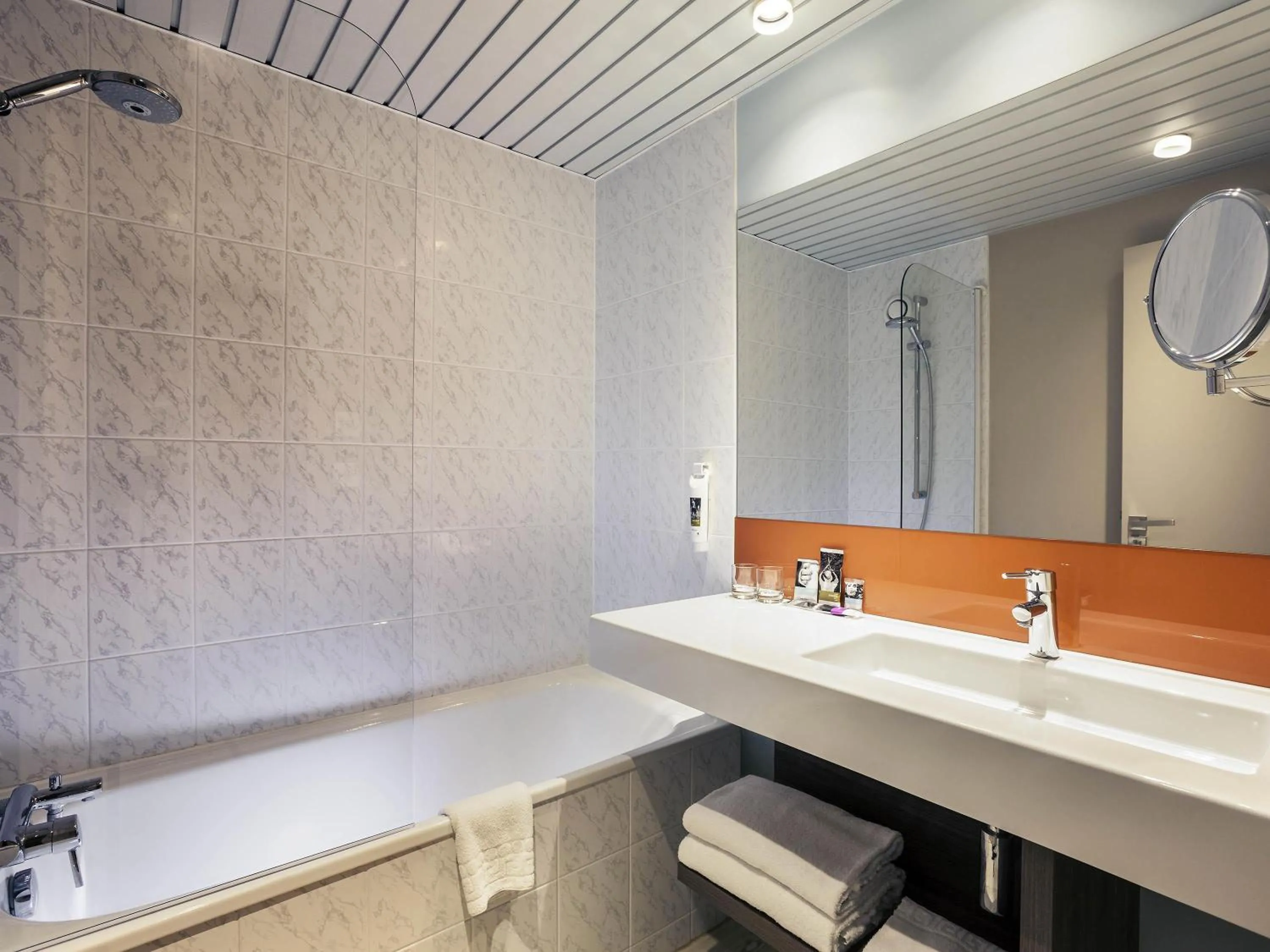 Bedroom in Hôtel Mercure Marne-la-Vallée Bussy St Georges