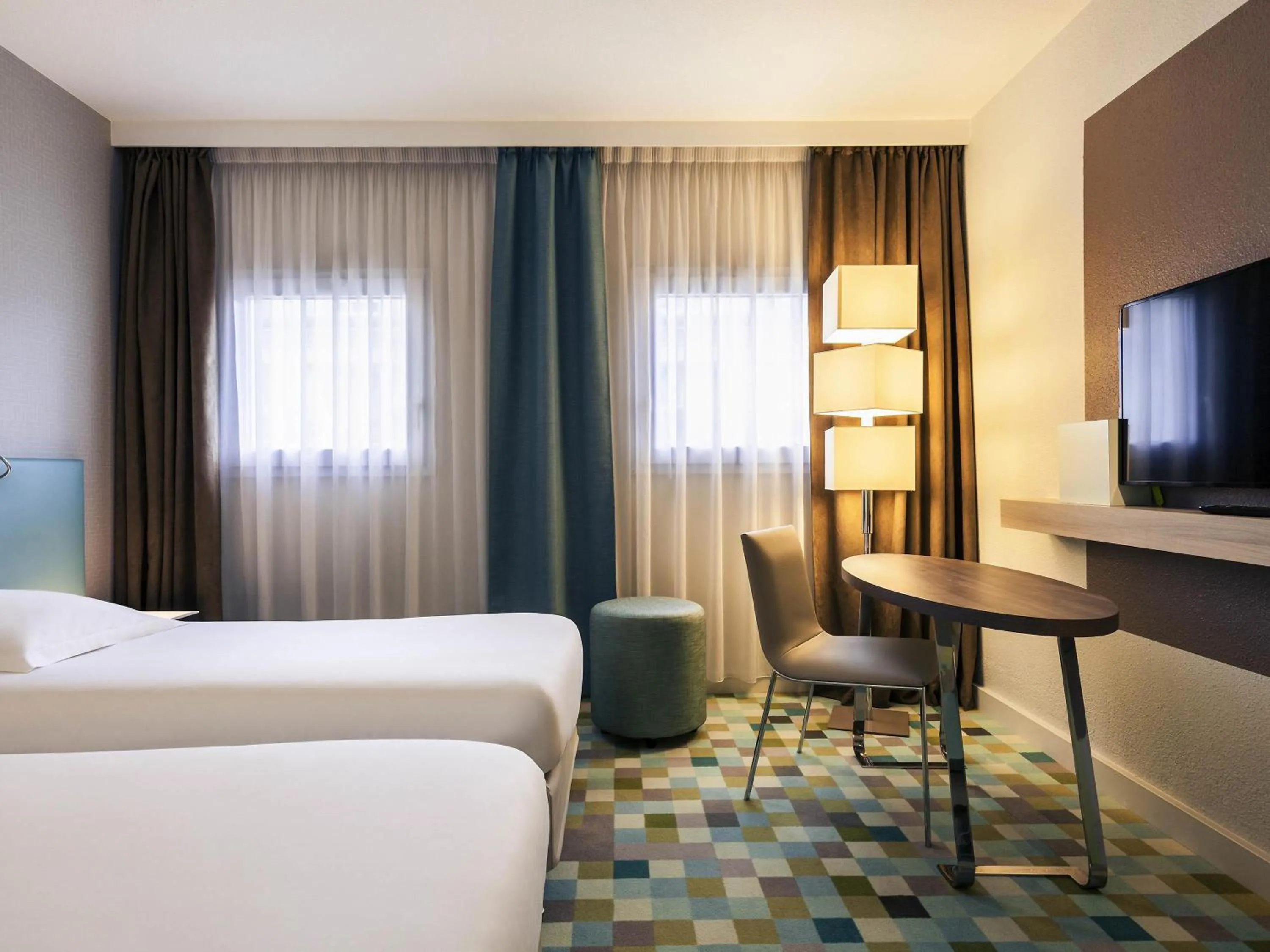 Bedroom, Bed in Hôtel Mercure Marne-la-Vallée Bussy St Georges