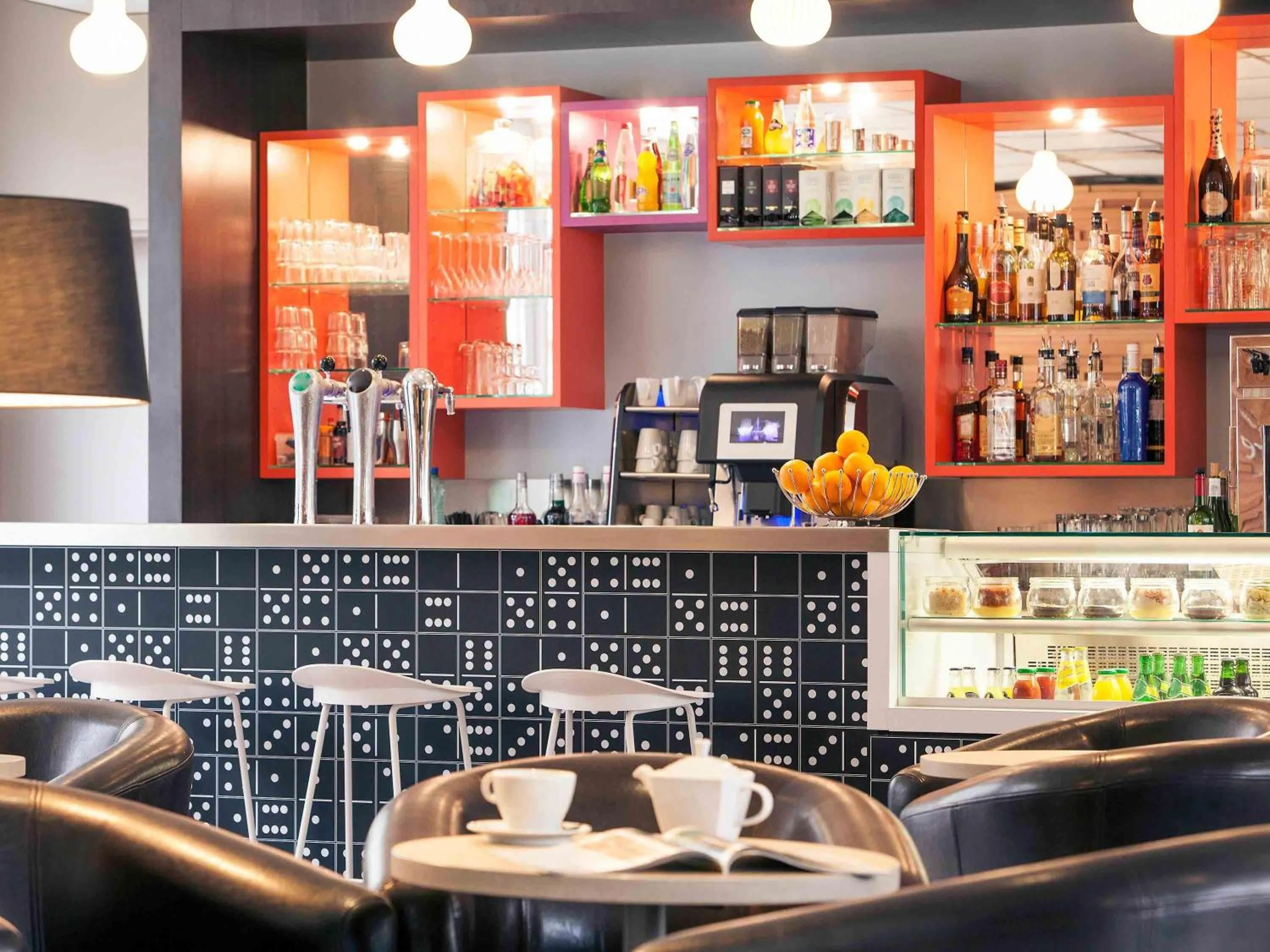 Lounge or bar in Hôtel Mercure Marne-la-Vallée Bussy St Georges