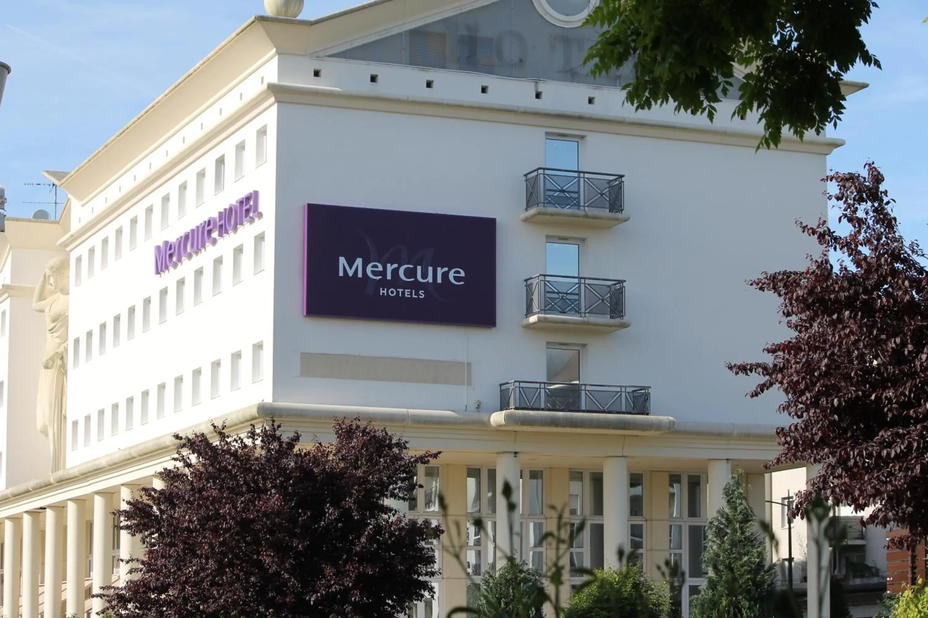 Property building in Hôtel Mercure Marne-la-Vallée Bussy St Georges Property building in Hôtel Mercure Marne-la-Vallée Bussy St Georges