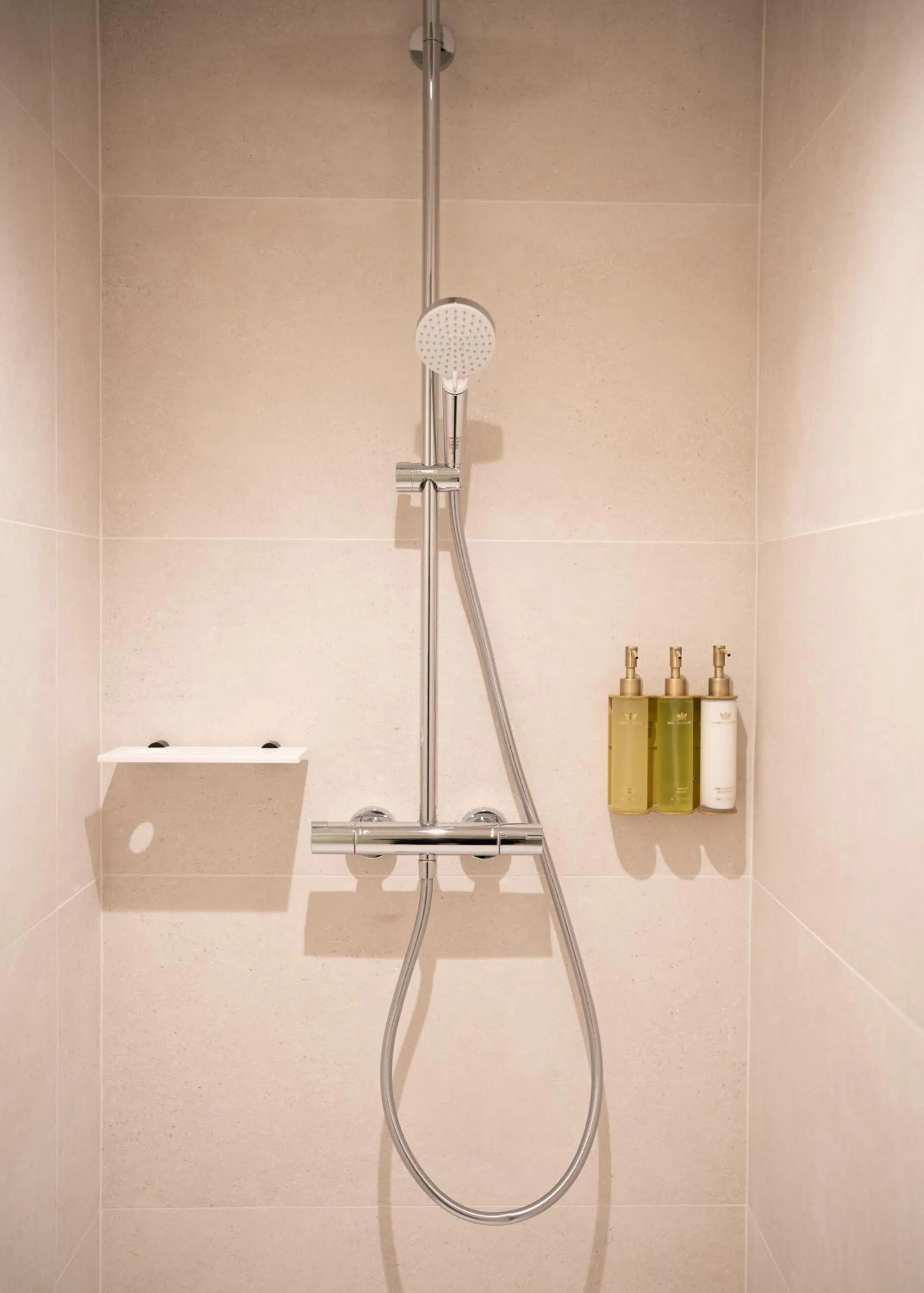 Shower in Auberge de la Caillère