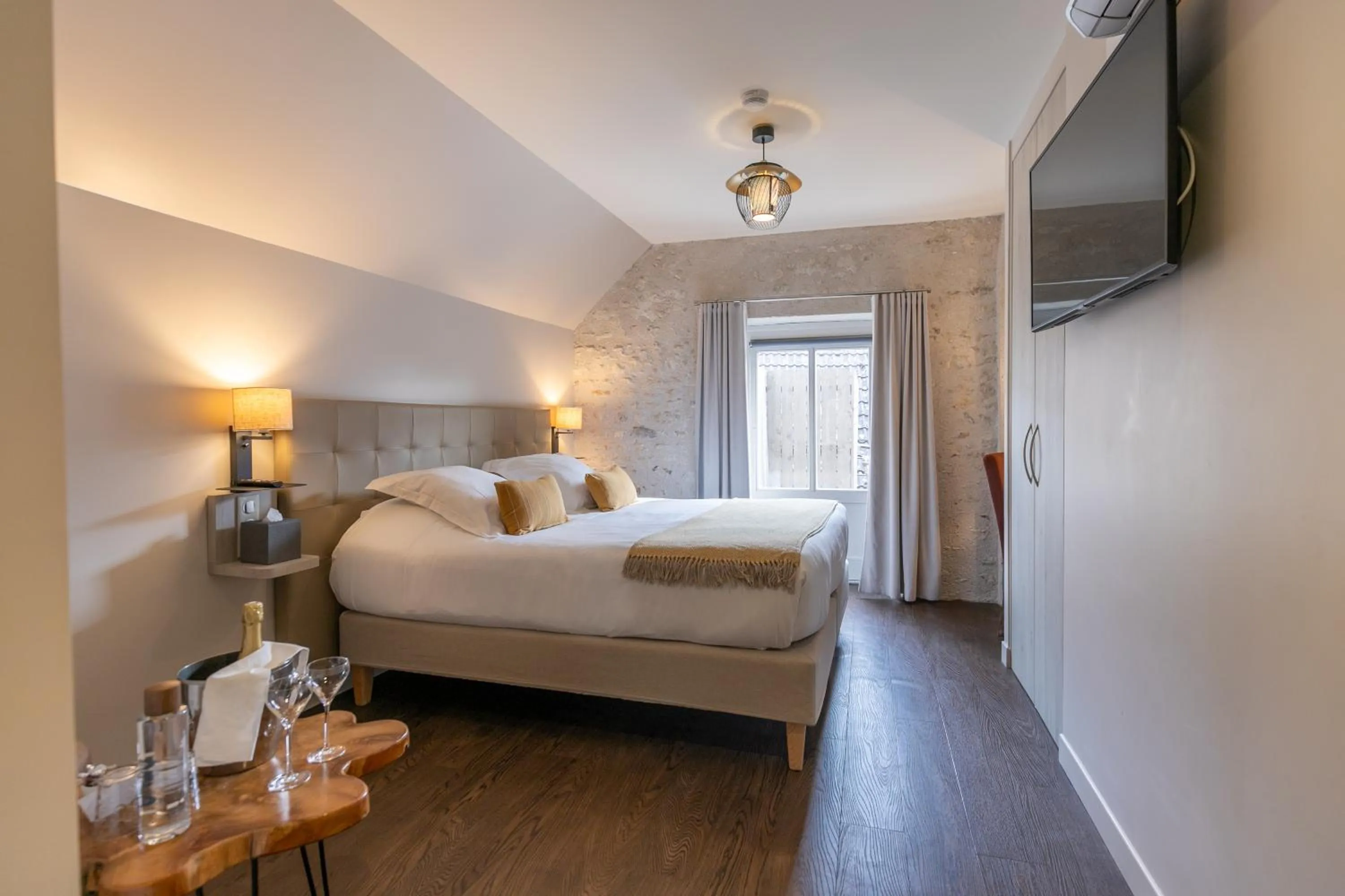 Photo of the whole room, Bed in Auberge de la Caillère