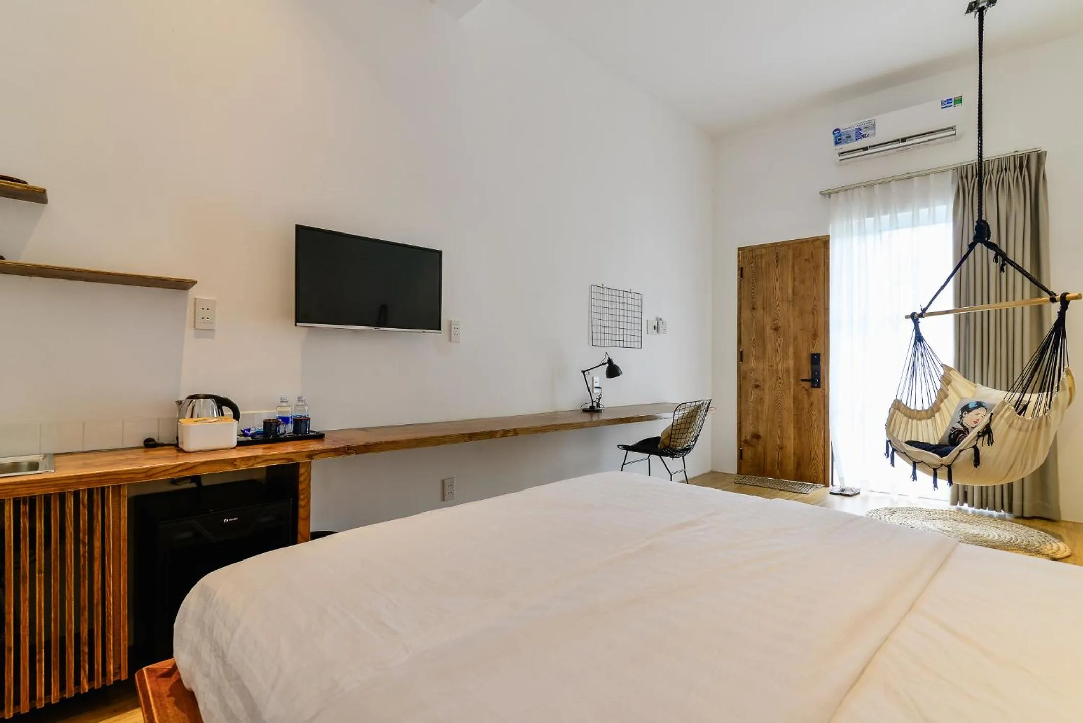 Communal lounge/ TV room, Bed in Leaf Signature Hotel - Lá Group