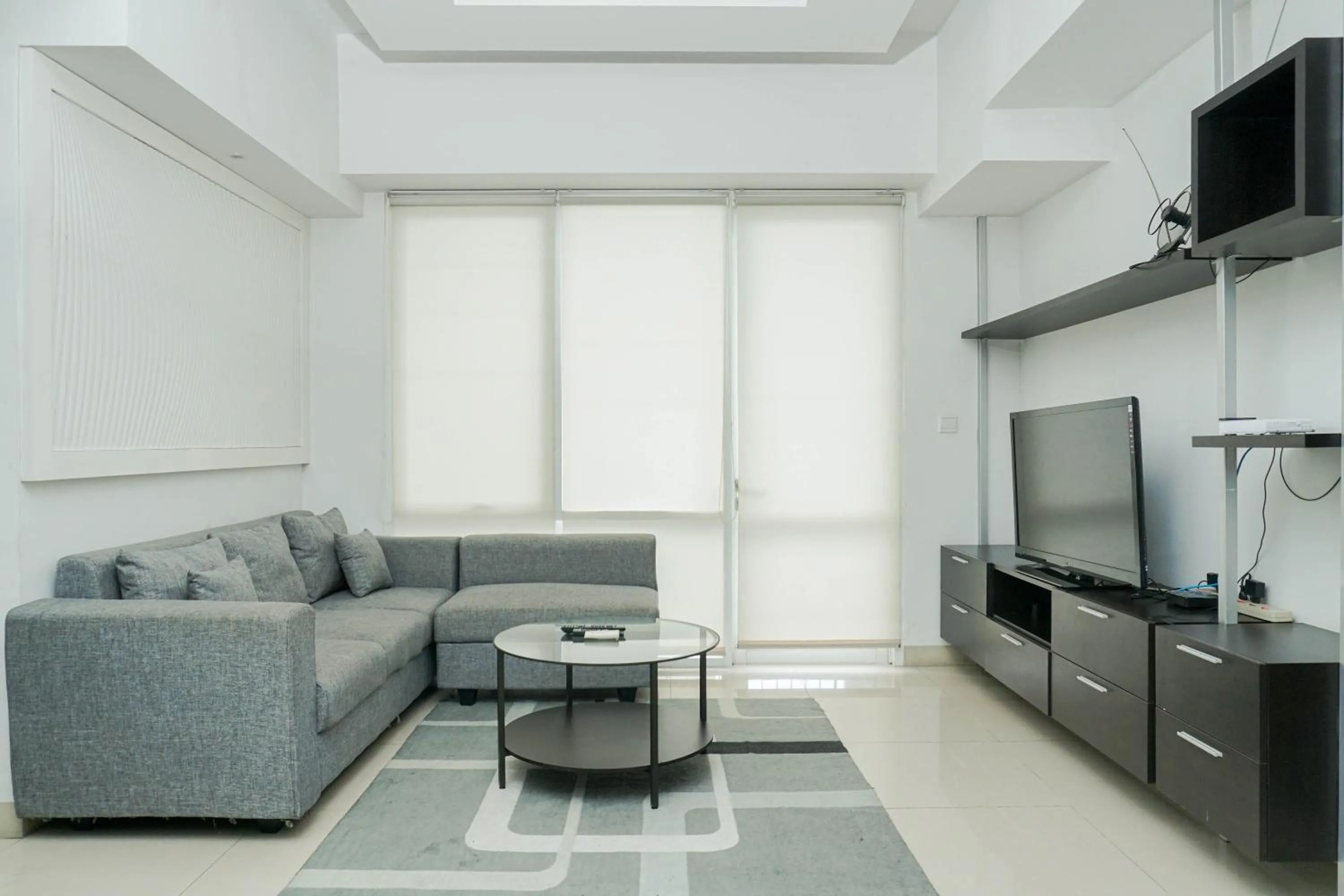 Living room in Spacious 3BR Ambassade Kuningan Apartment By Travelio