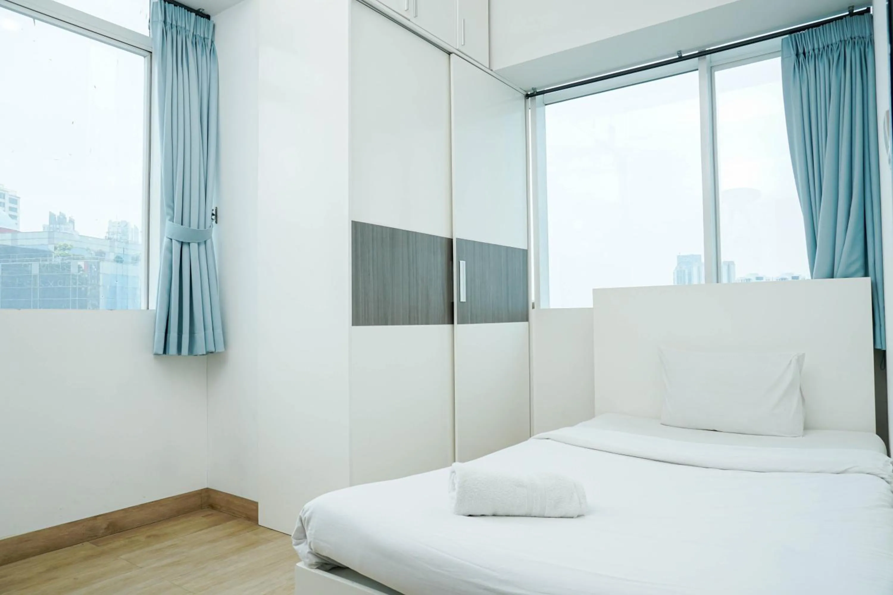Bedroom, Bed in Spacious 3BR Ambassade Kuningan Apartment By Travelio