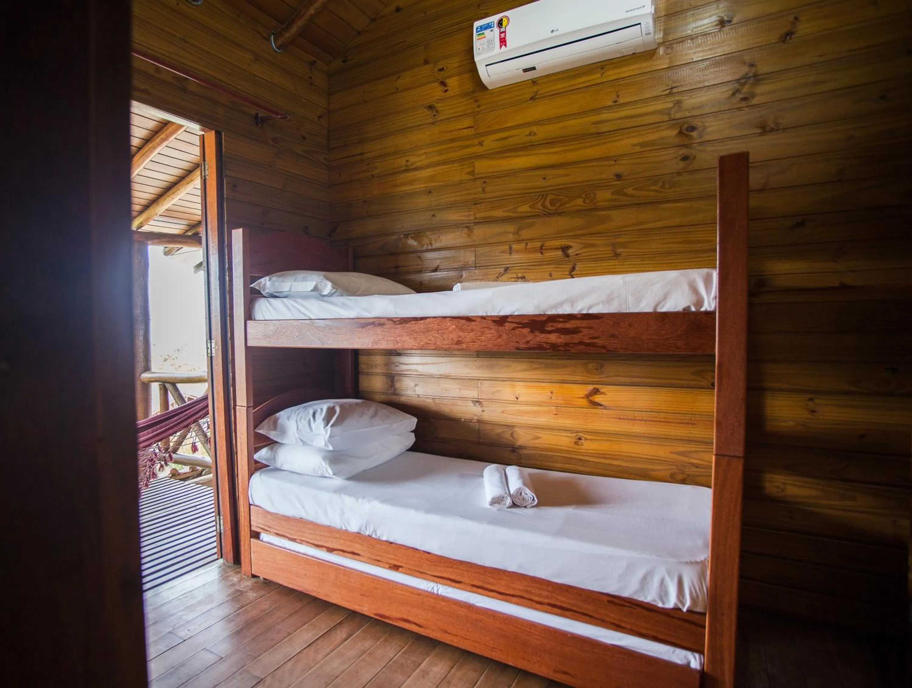 bunk bed in Pousada Cabanas Kaia Lua