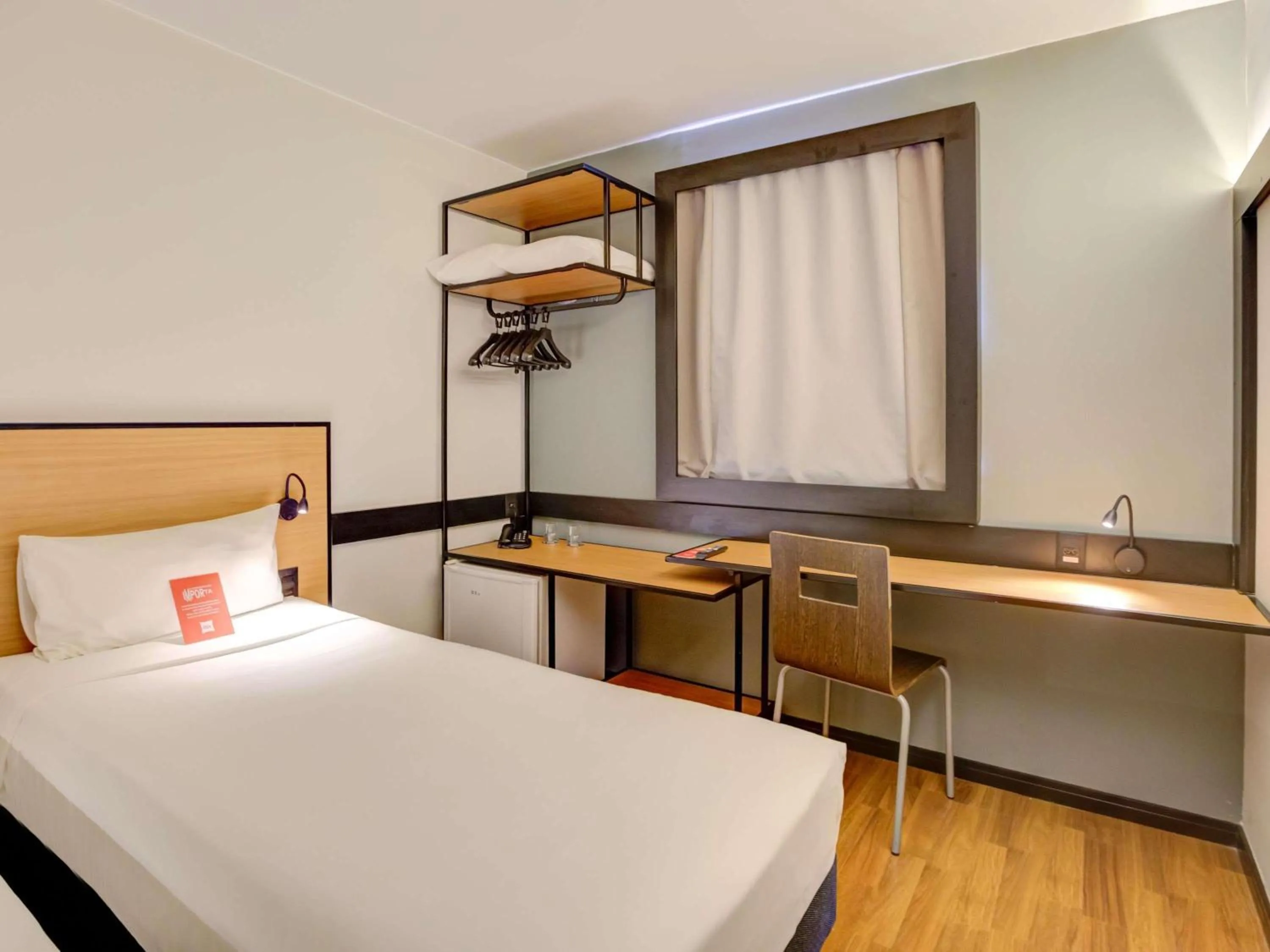 Bedroom, Bed in ibis Vitoria Praia de Camburi