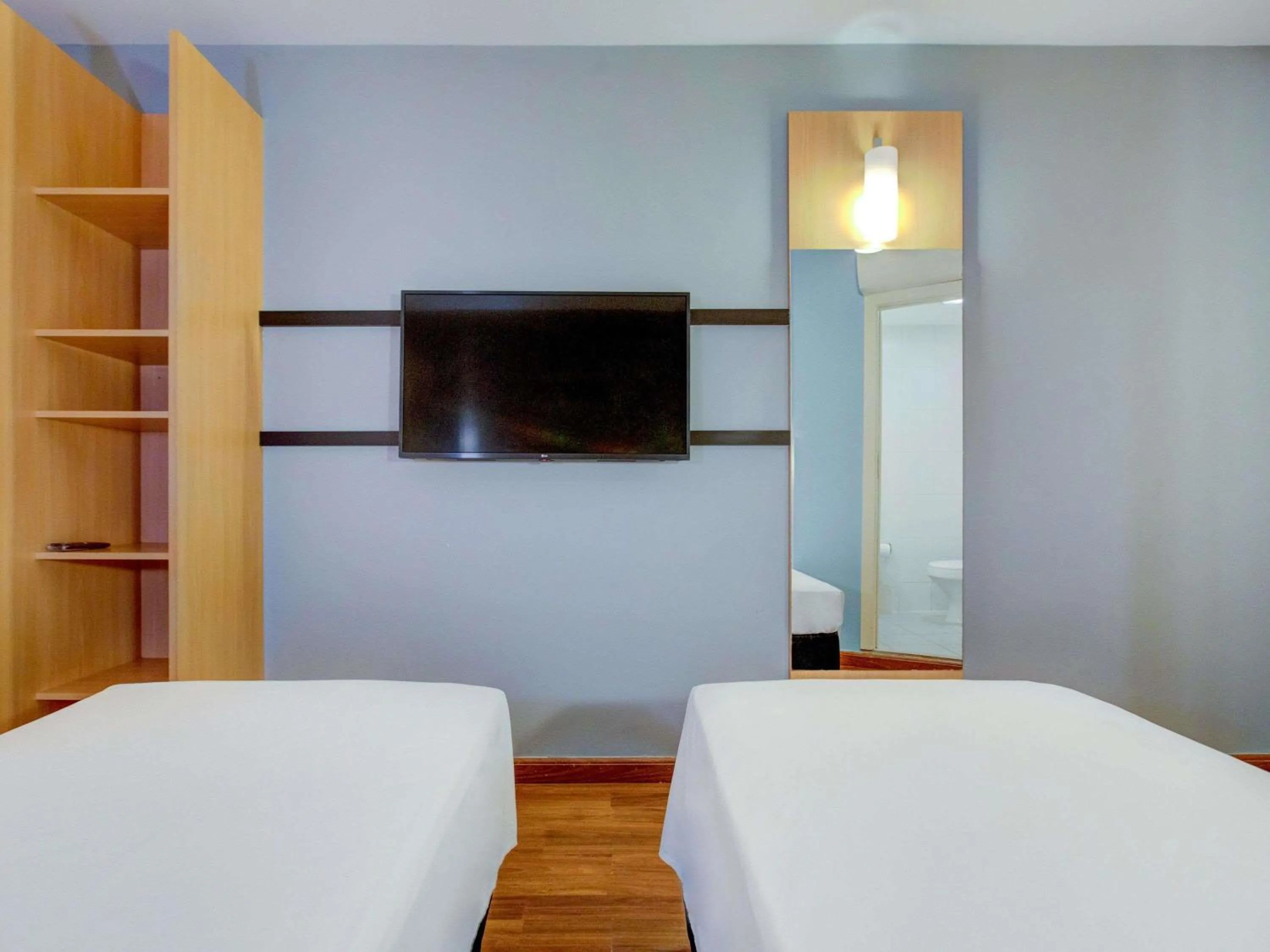 Bedroom, Bed in ibis Vitoria Praia de Camburi