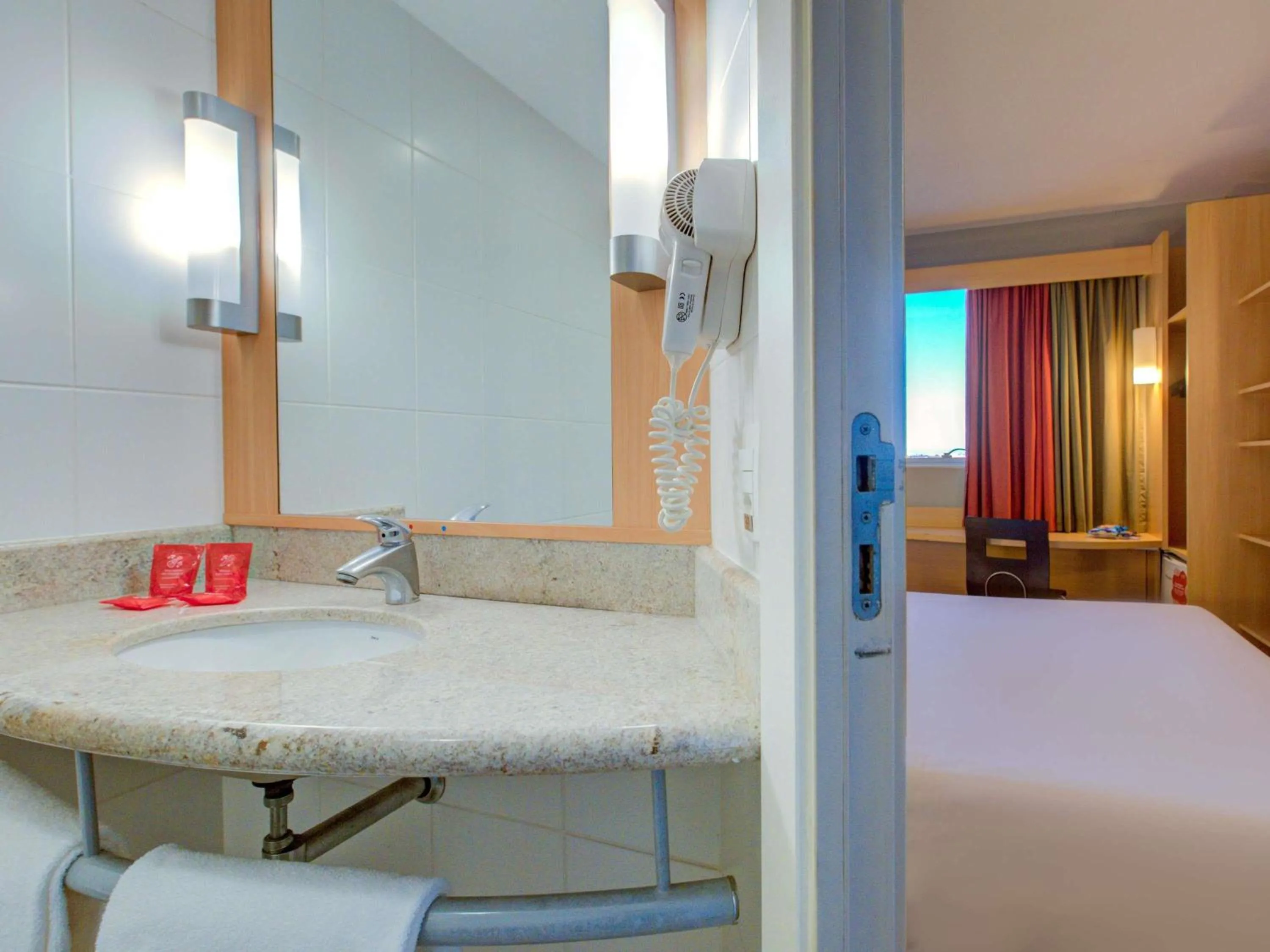 Bedroom, Bed in ibis Vitoria Praia de Camburi