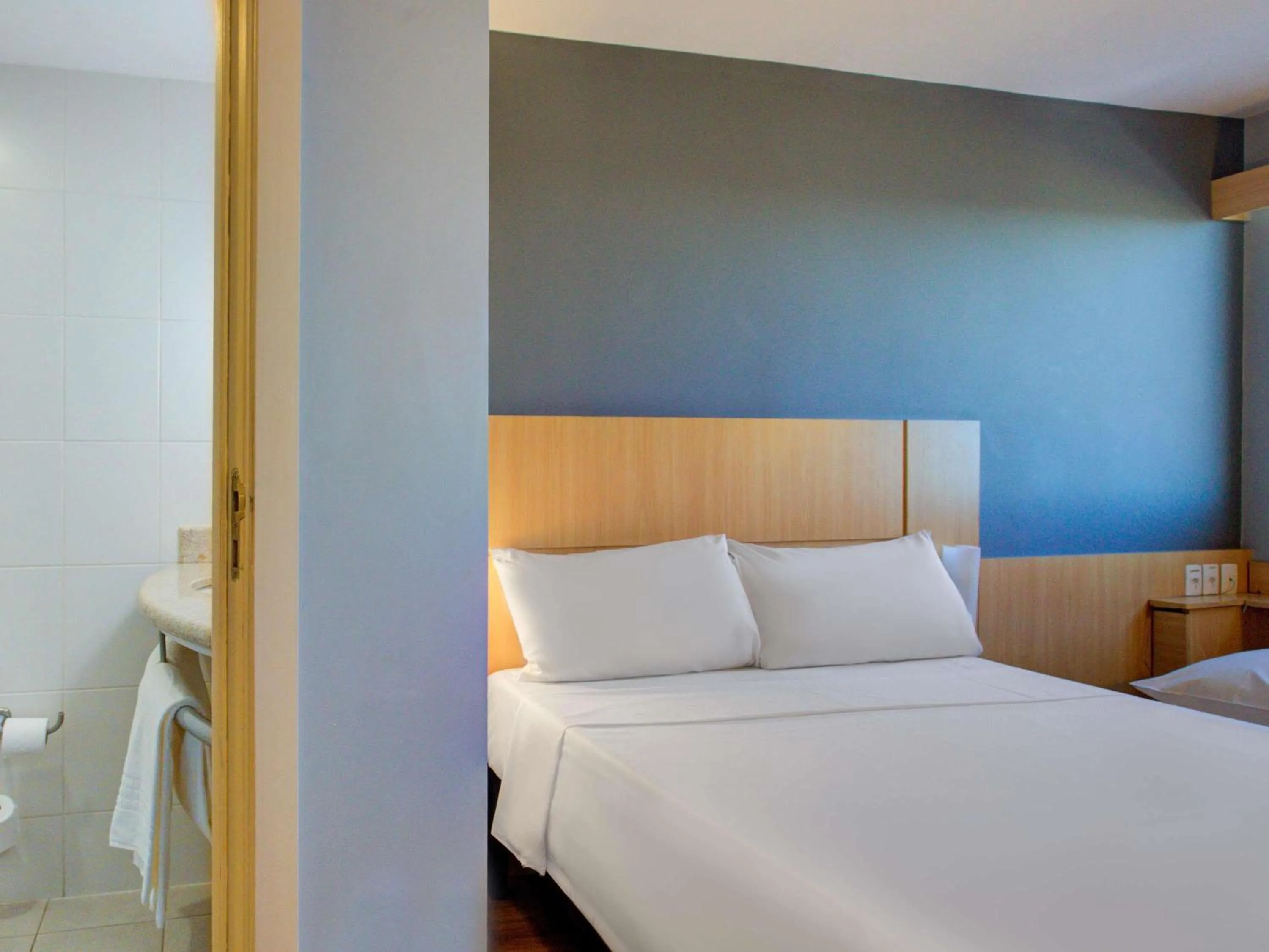 Bedroom, Bed in ibis Vitoria Praia de Camburi