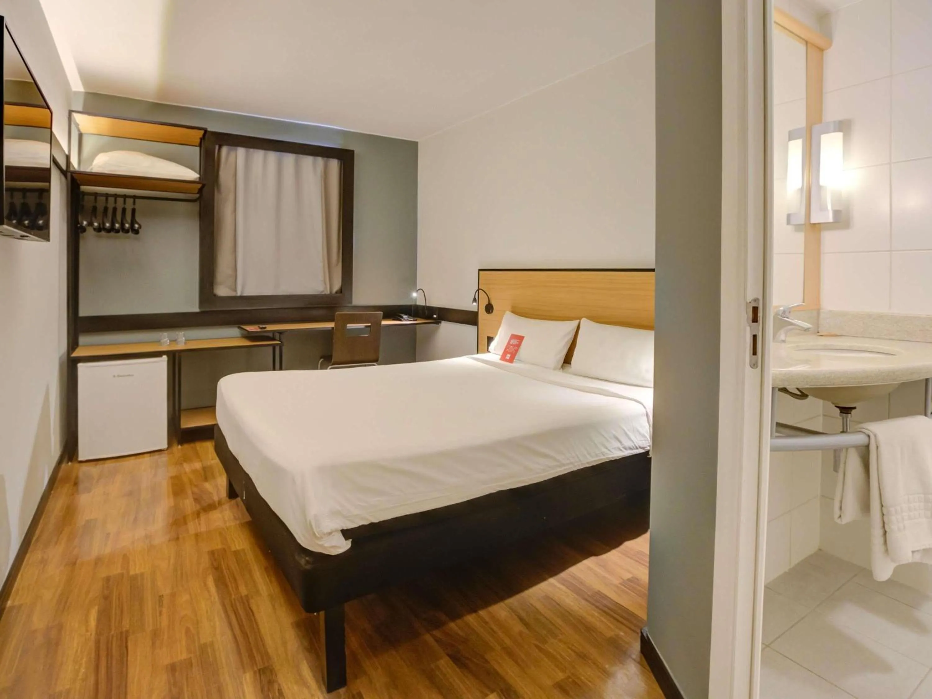 Bedroom, Bed in ibis Vitoria Praia de Camburi