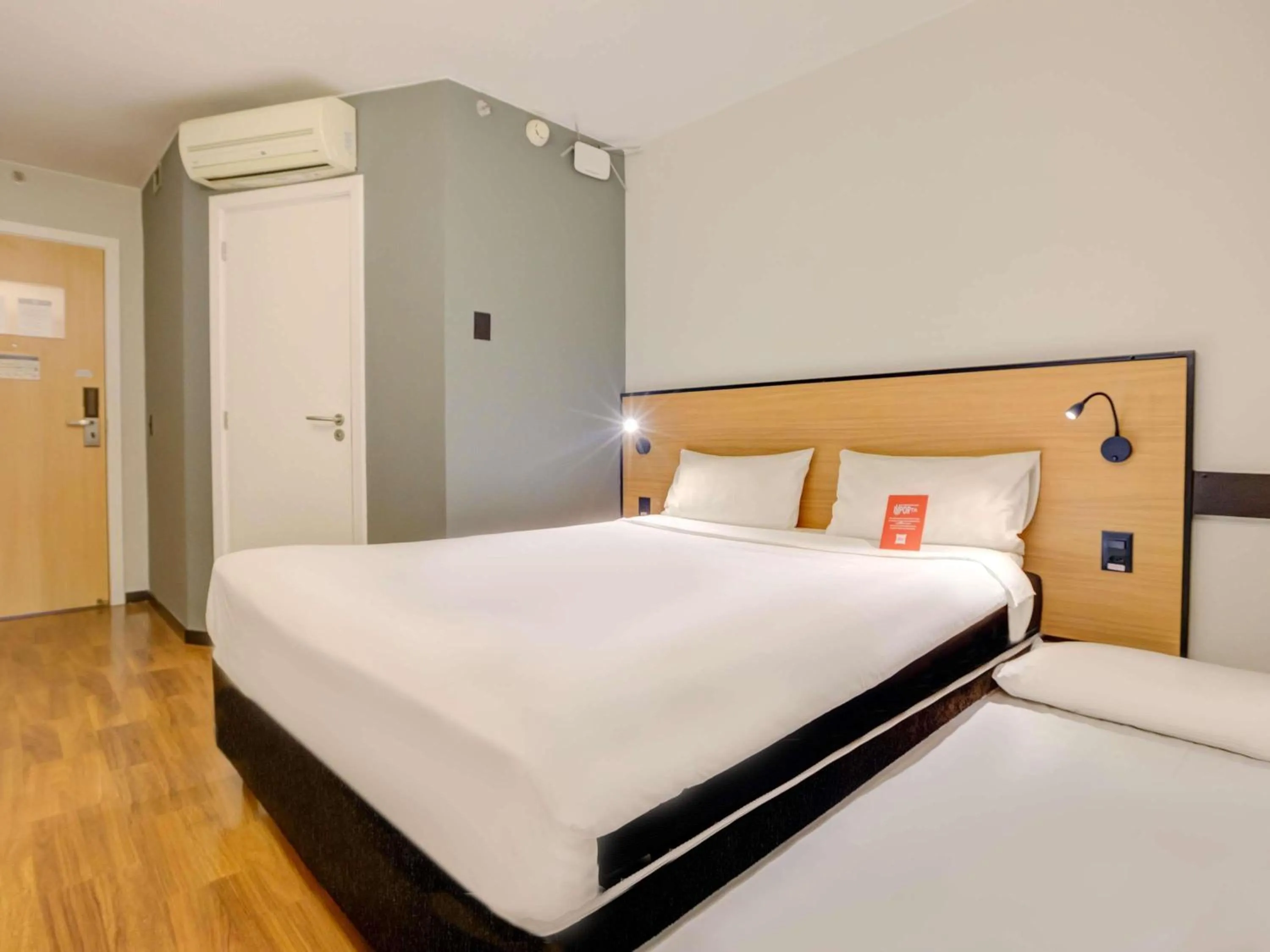 Bedroom, Bed in ibis Vitoria Praia de Camburi