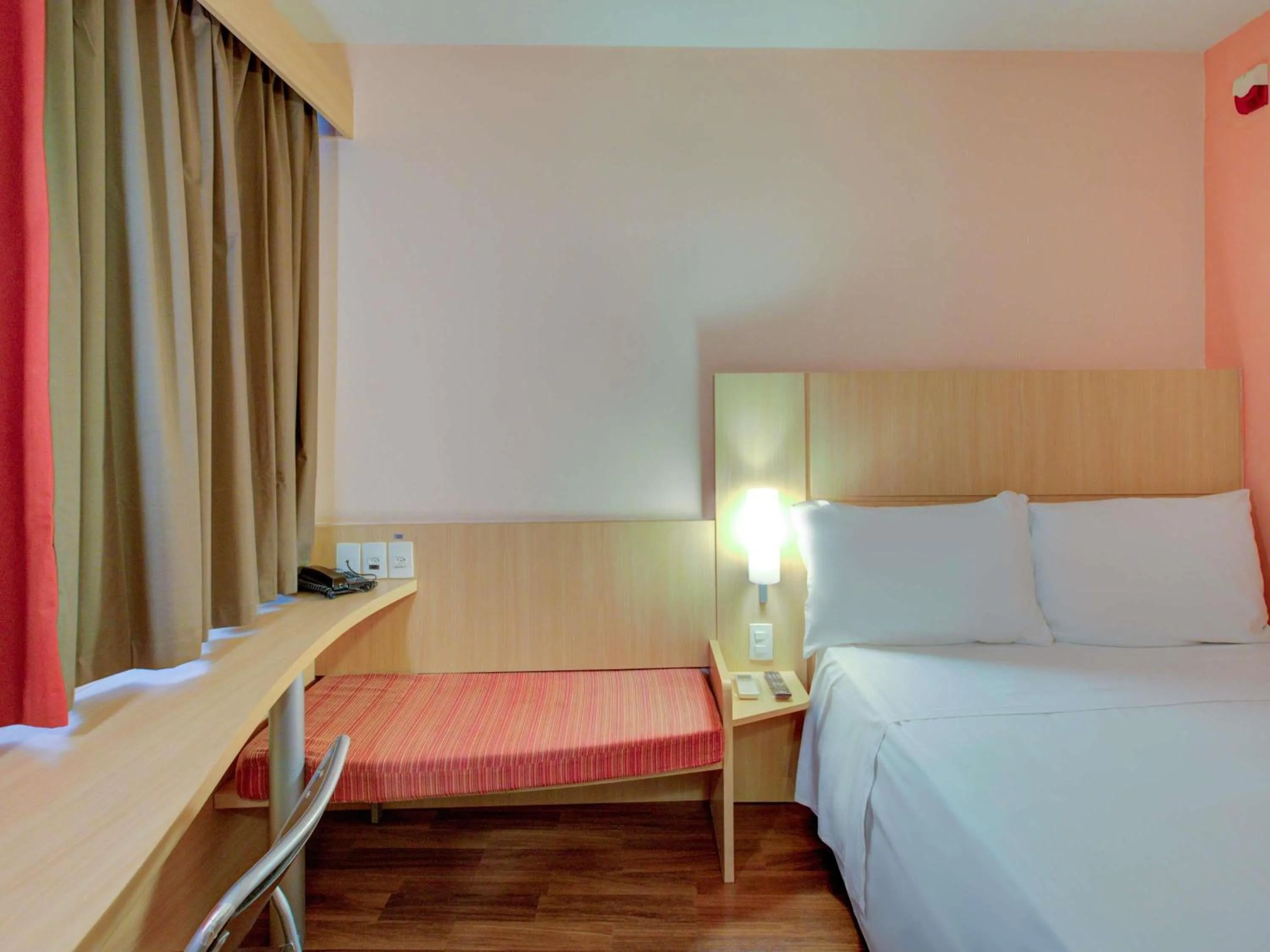 Bedroom, Bed in ibis Vitoria Praia de Camburi