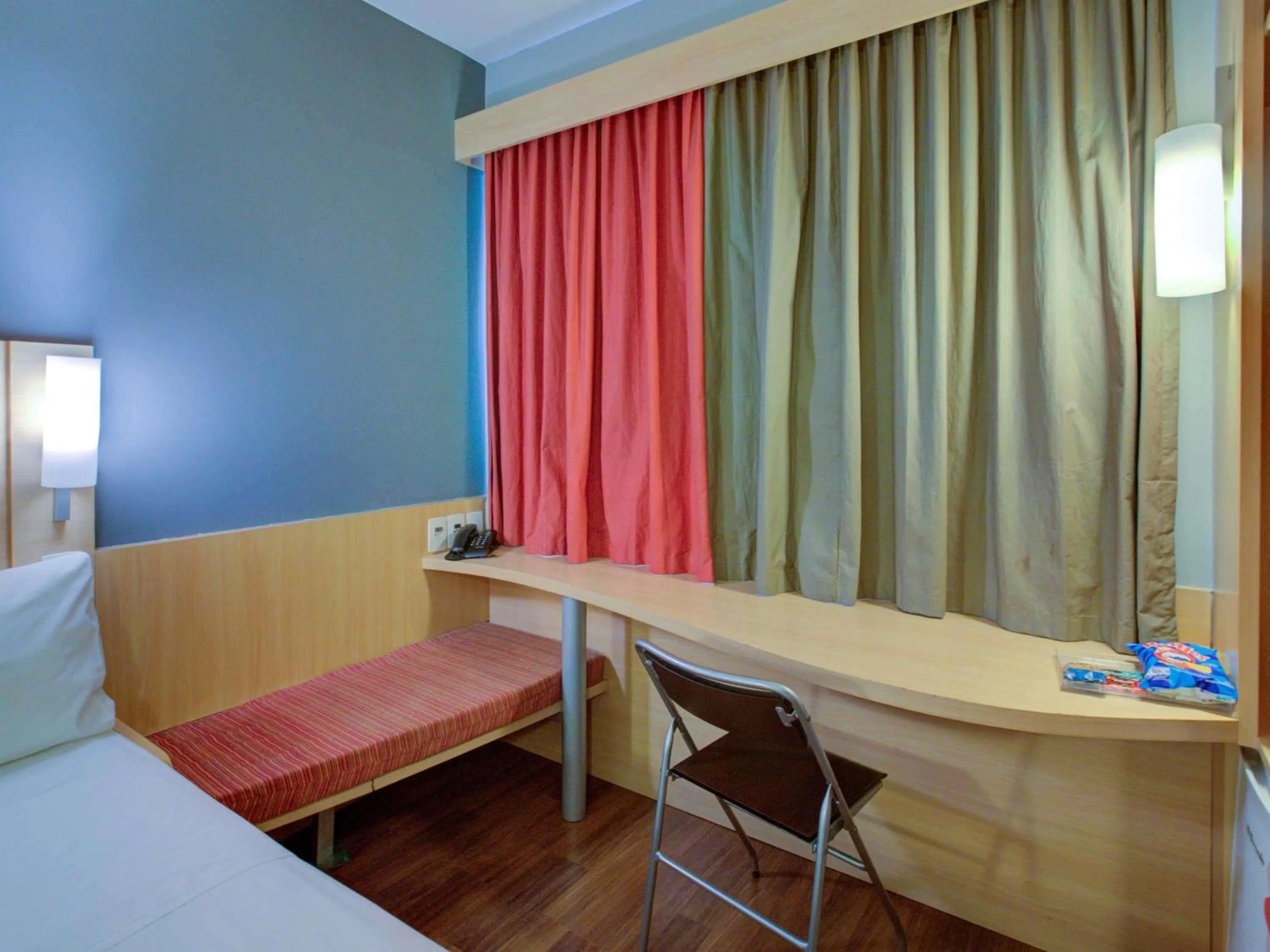 Bedroom, Bed in ibis Vitoria Praia de Camburi
