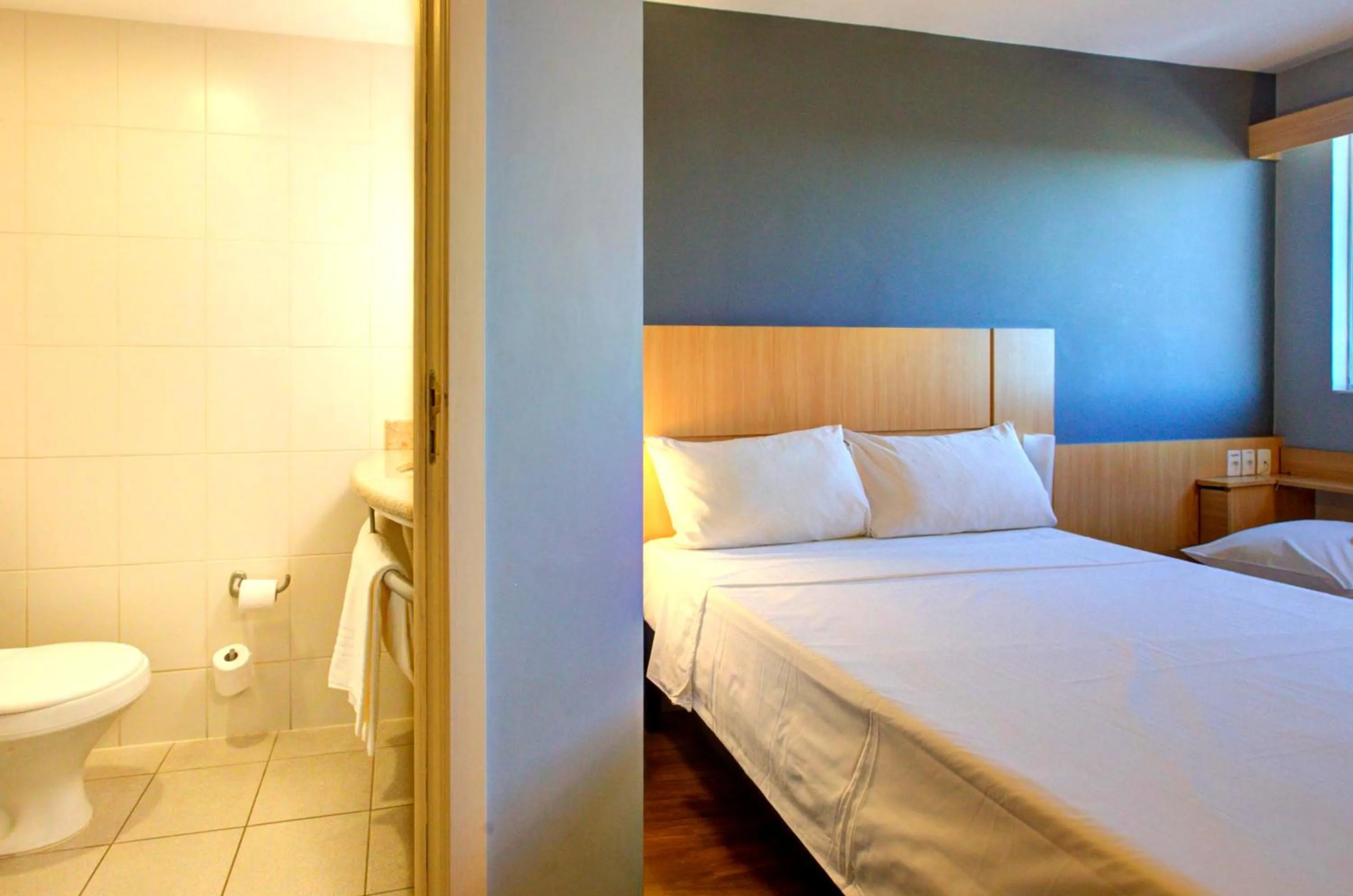 Toilet, Bed in ibis Vitoria Praia de Camburi