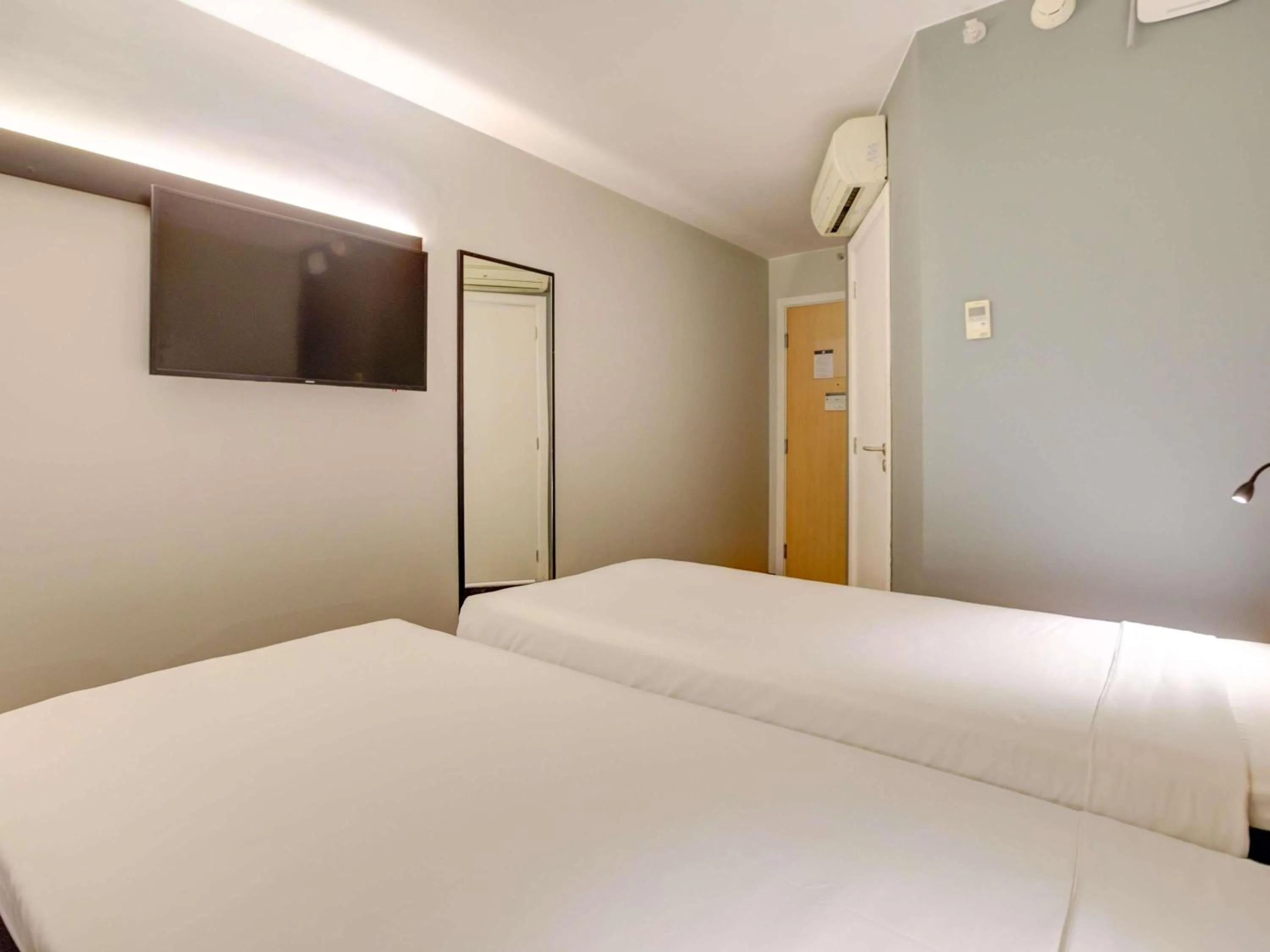 Bedroom, Bed in ibis Vitoria Praia de Camburi