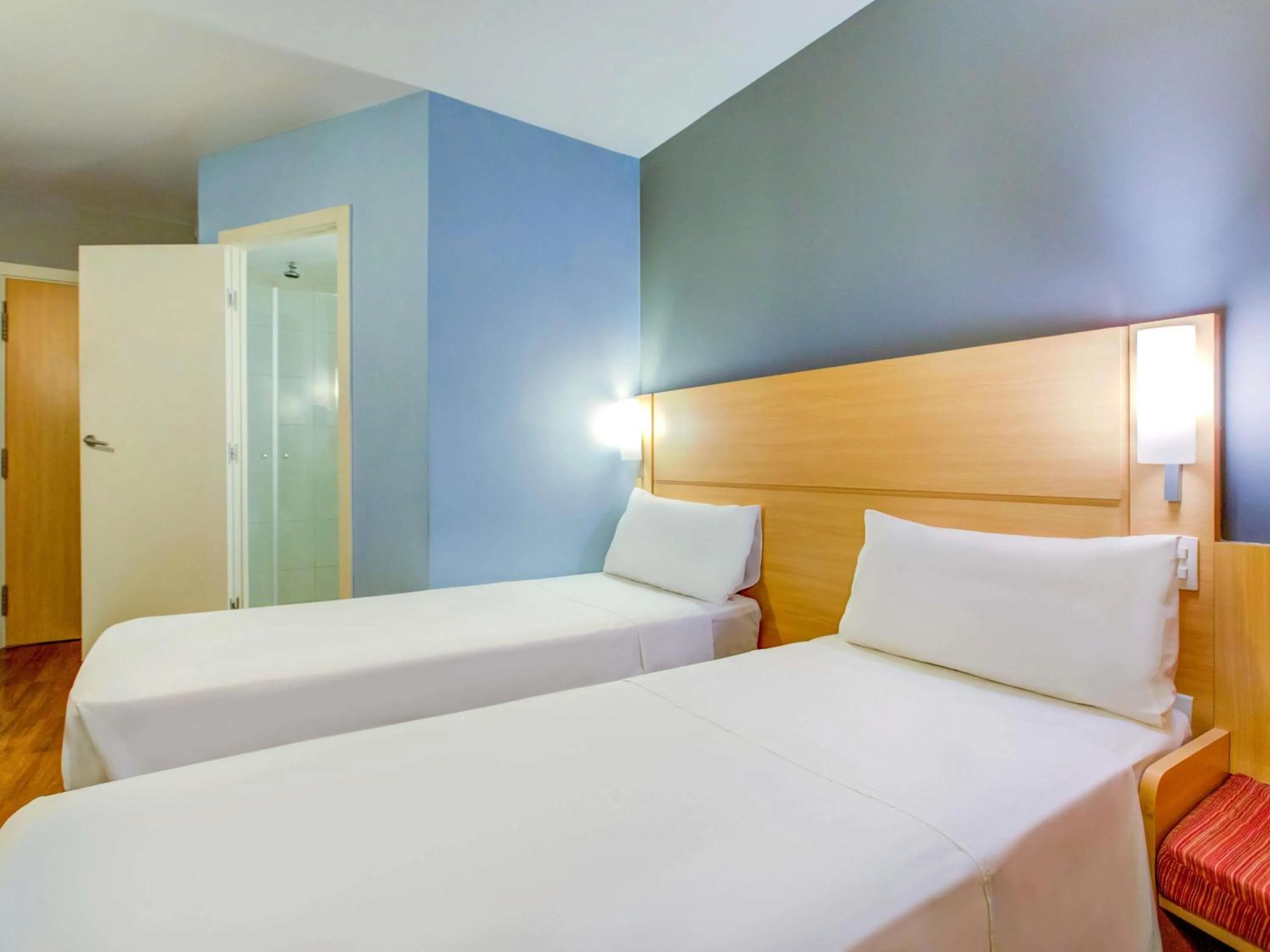 Bedroom, Bed in ibis Vitoria Praia de Camburi