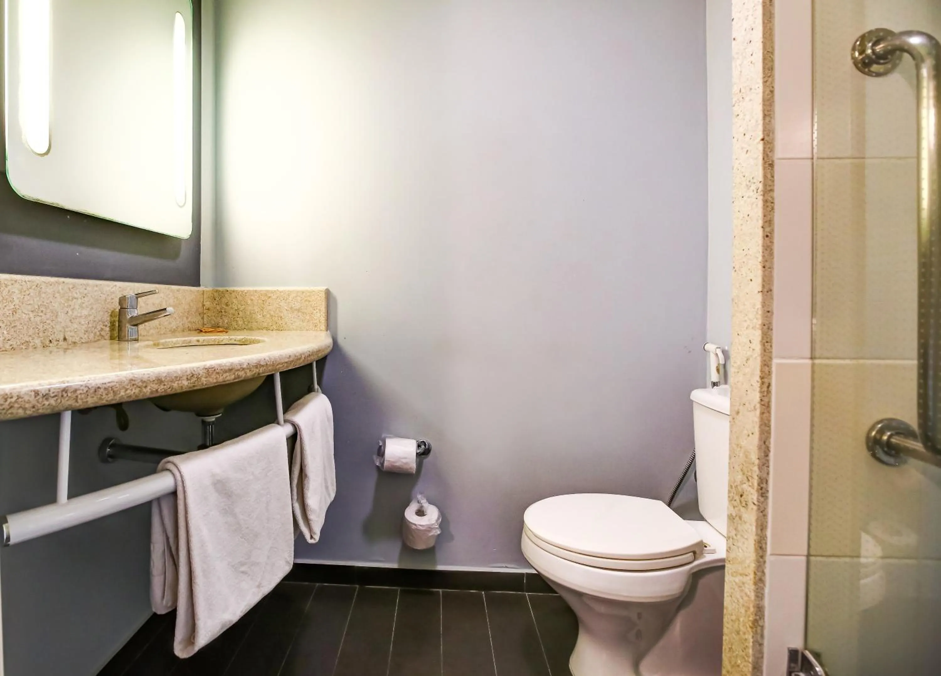 Shower in ibis Vitoria Praia de Camburi