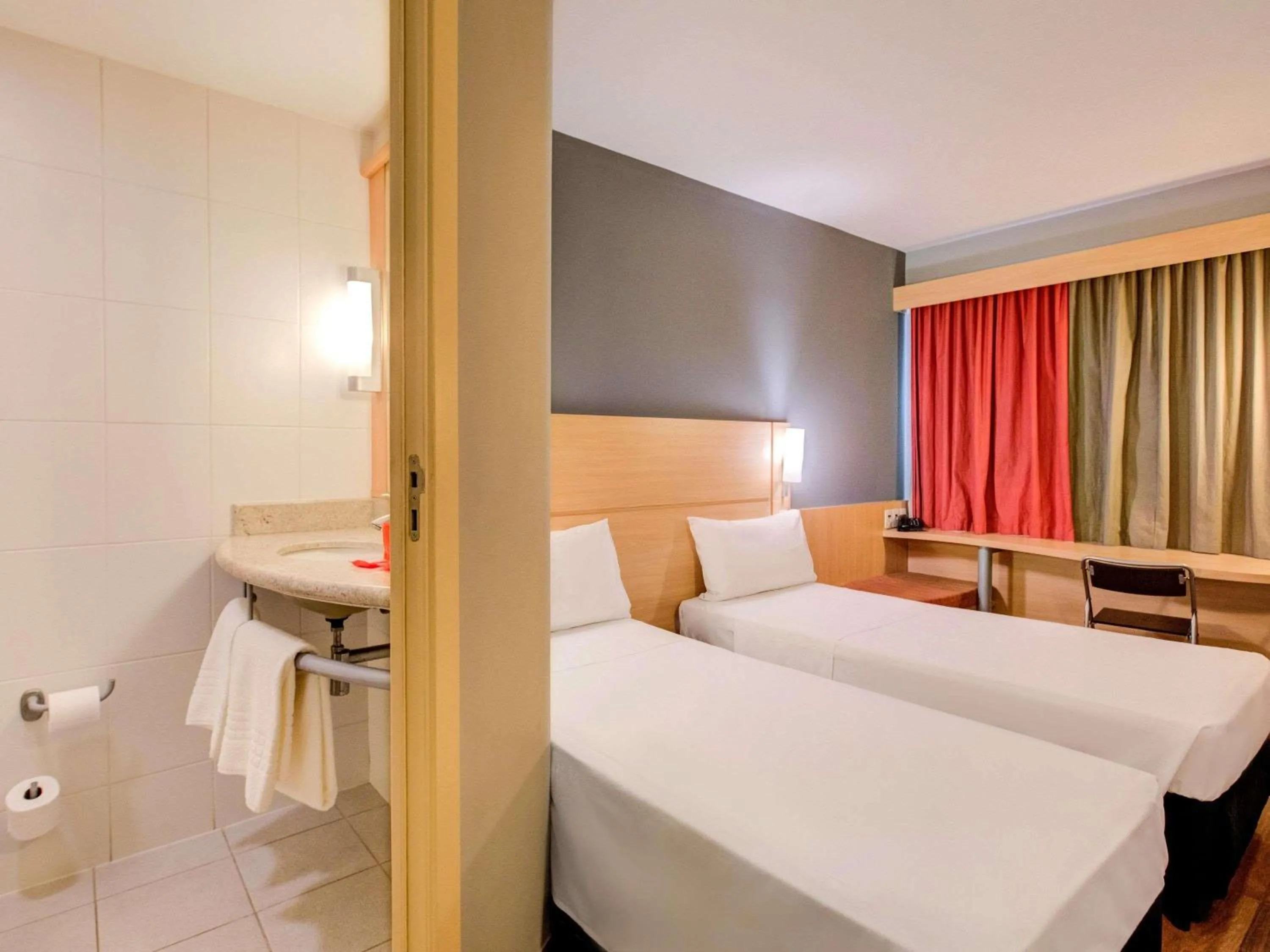 Bedroom, Bed in ibis Vitoria Praia de Camburi