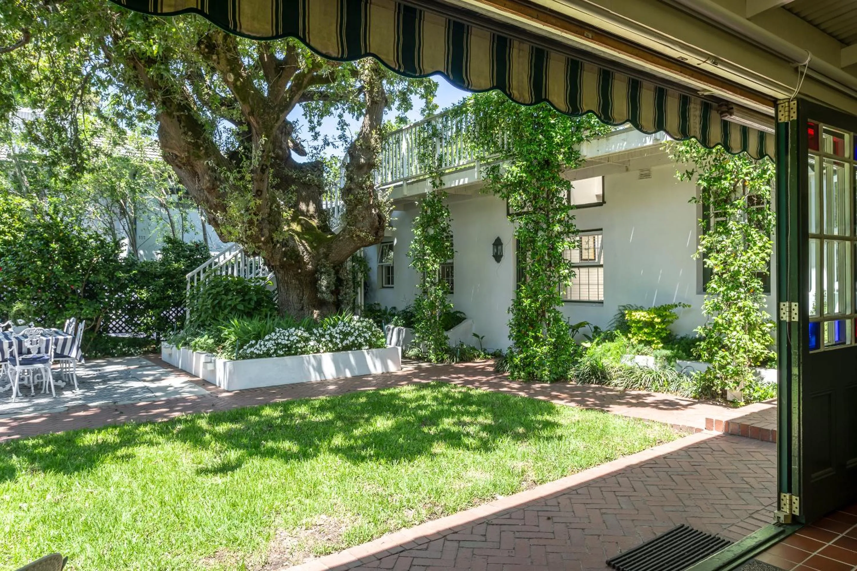 Inner courtyard view in Sandown Lodge