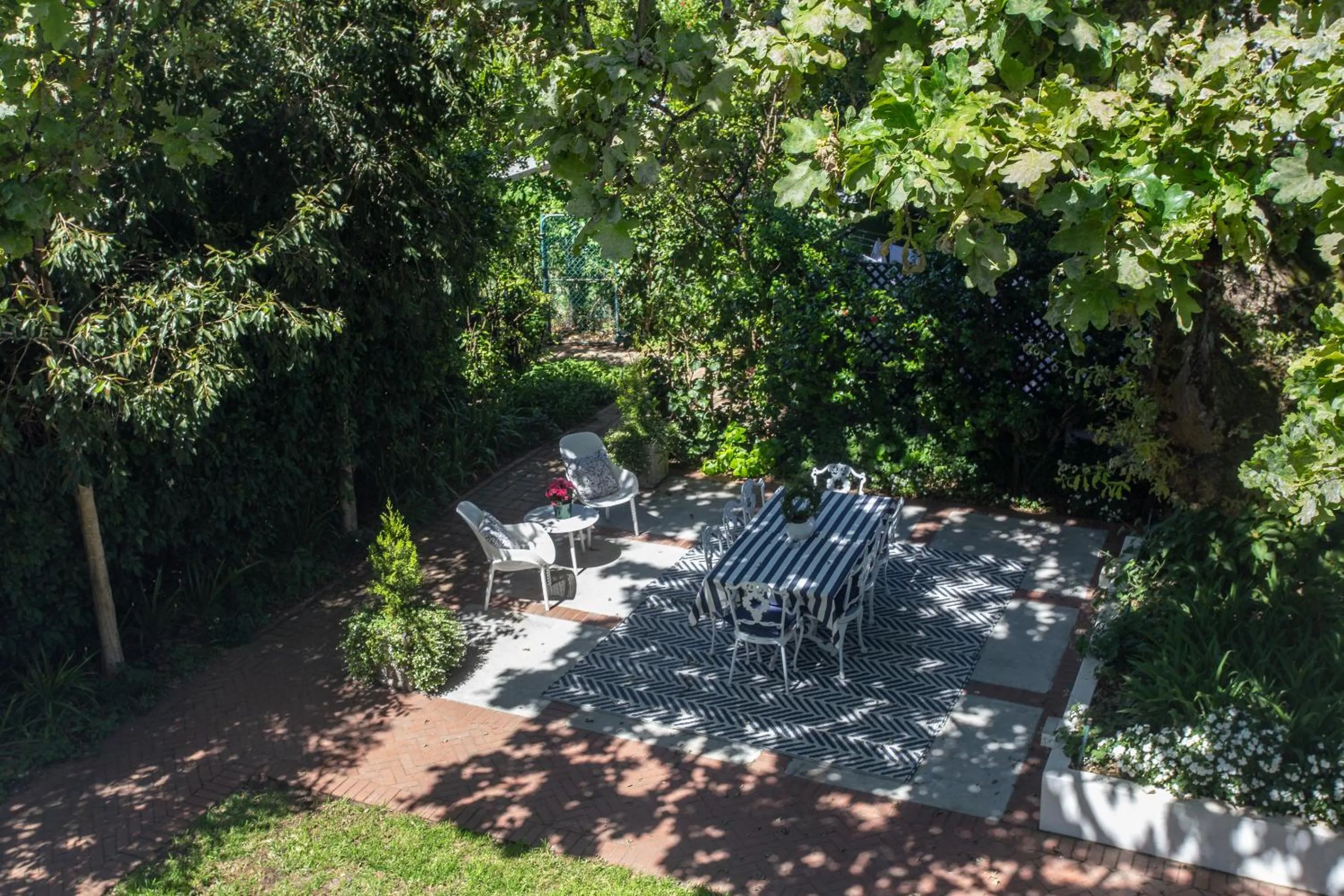 Inner courtyard view in Sandown Lodge