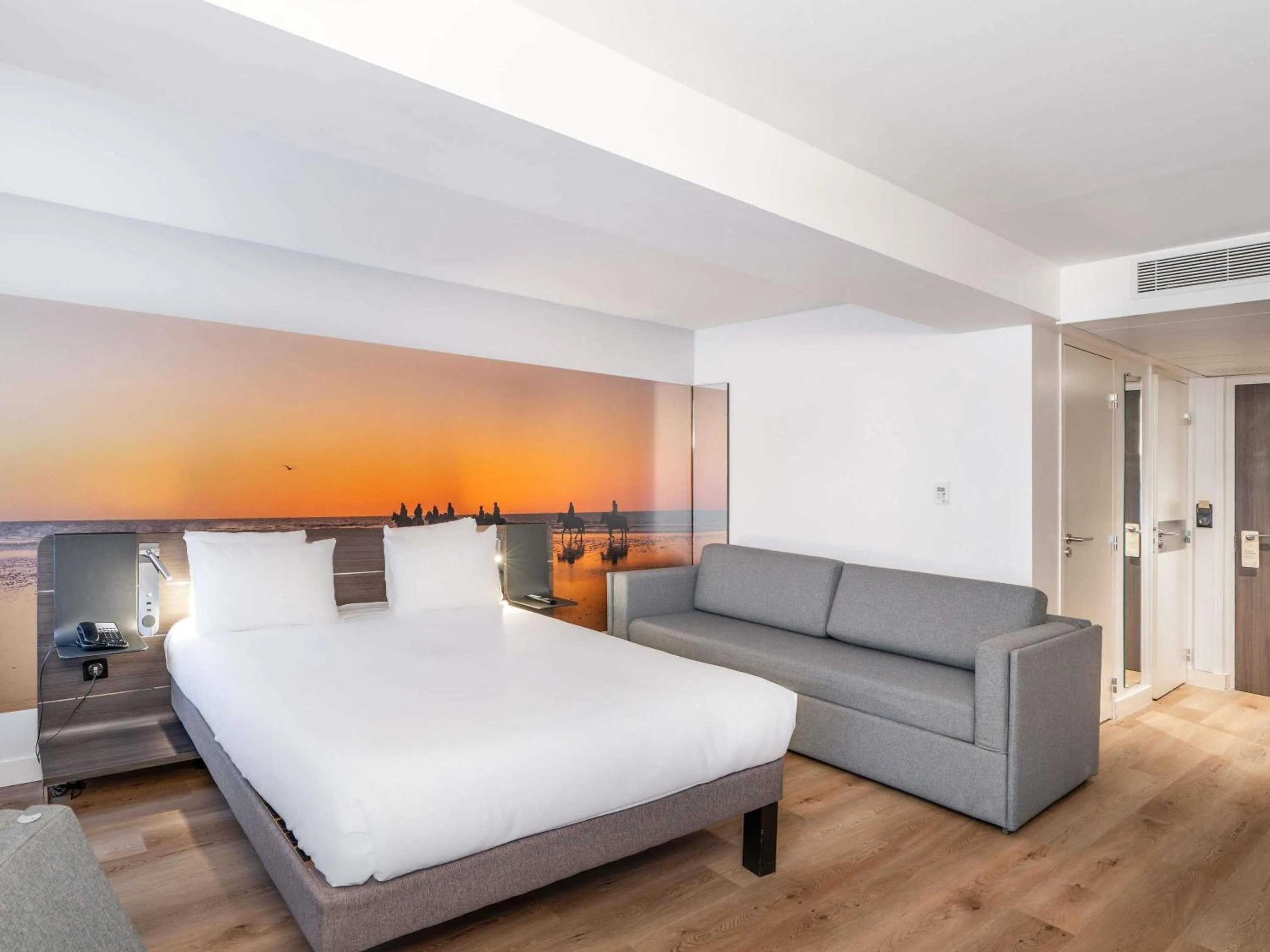 Bedroom, Bed in Novotel Deauville Plage