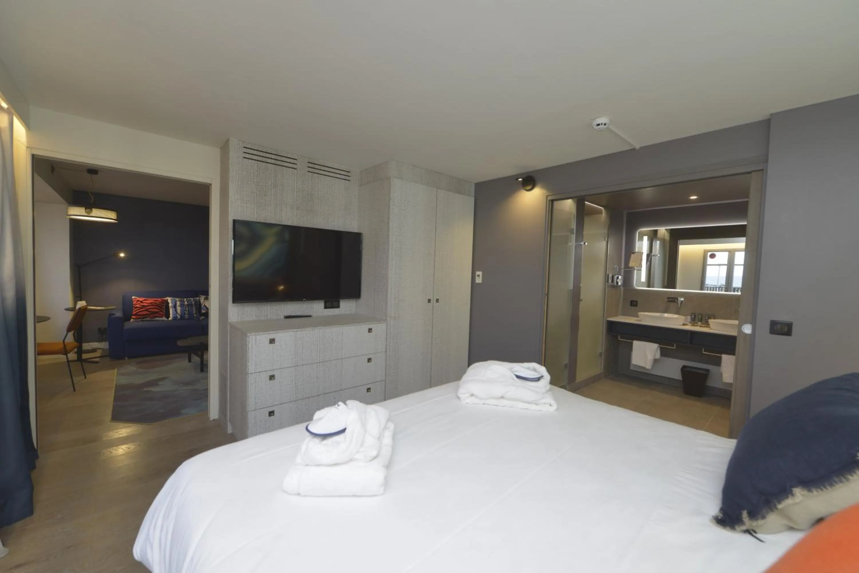 Photo of the whole room, Bed in Novotel Deauville Plage