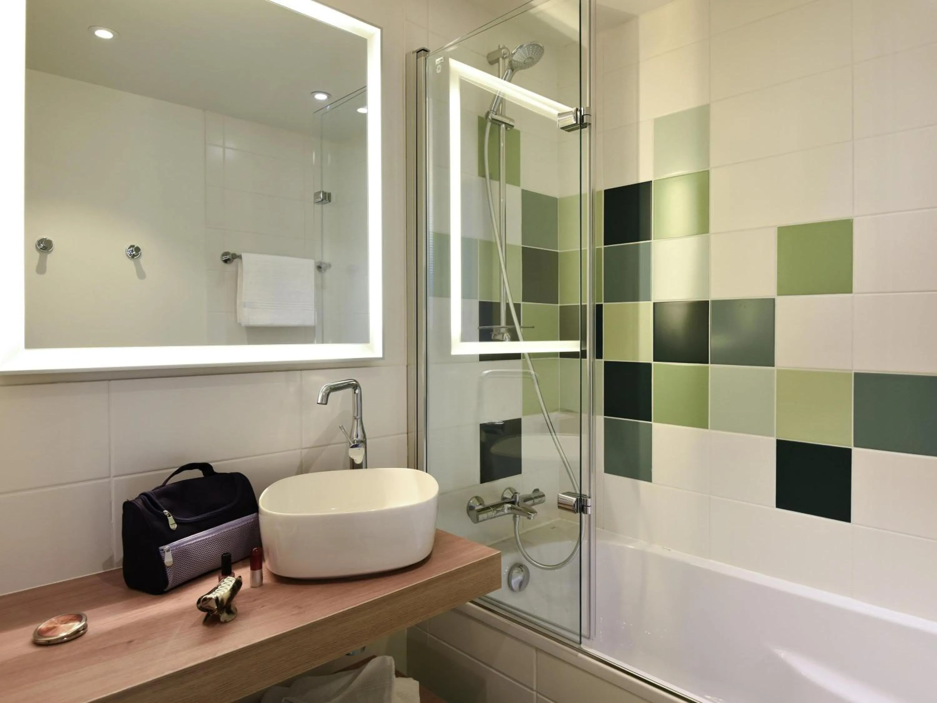 Bedroom in ibis Styles Arcachon Gujan Mestras