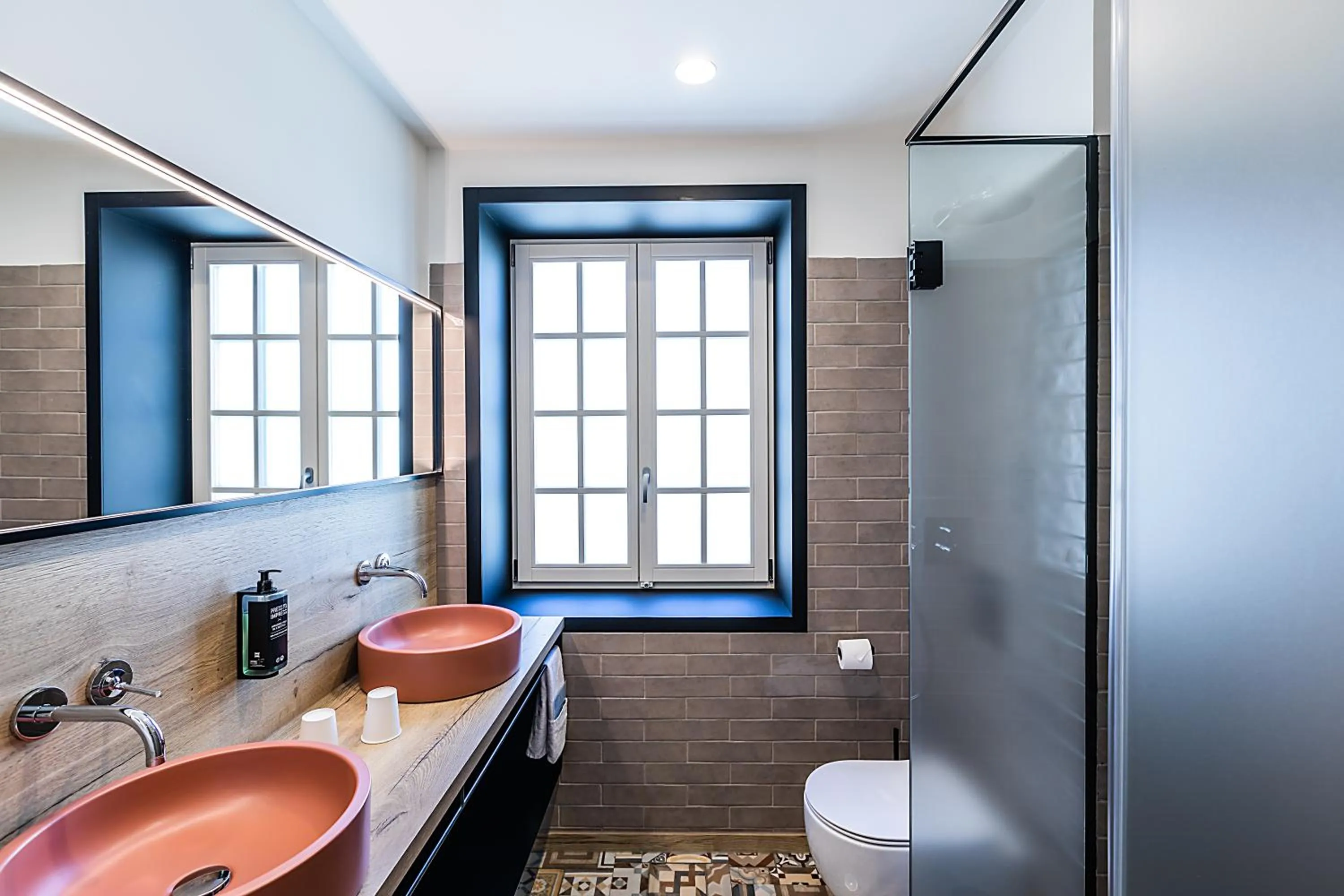 Toilet in ibis Styles Chaves