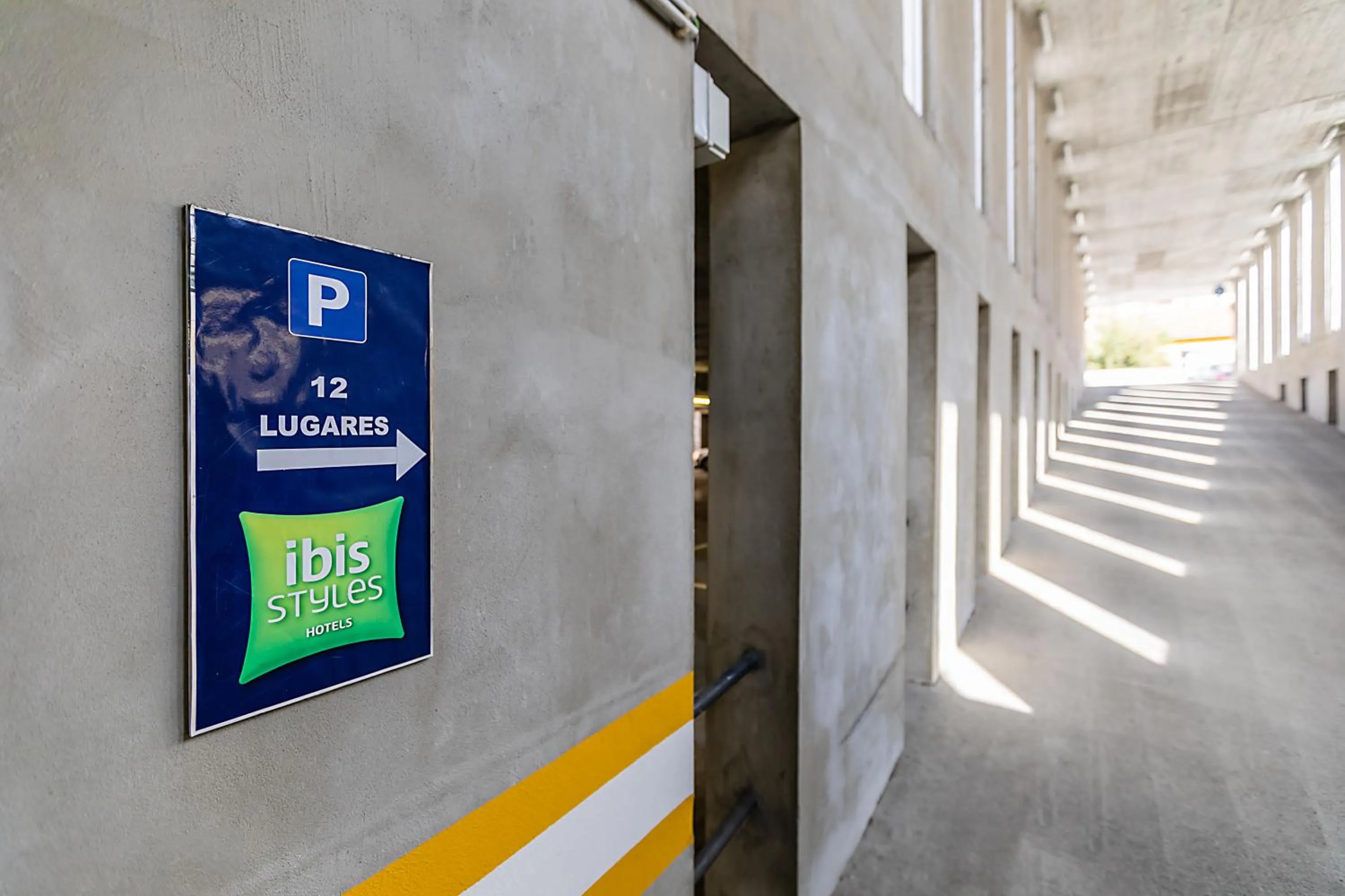Logo/Certificate/Sign in ibis Styles Chaves