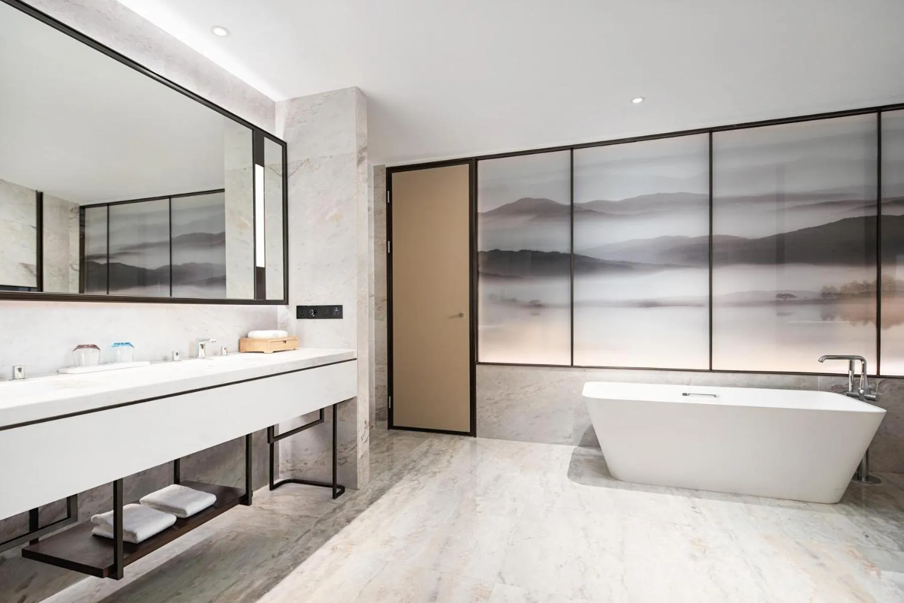 Bathroom, Bed in Radisson Blu Hangzhou Xintiandi